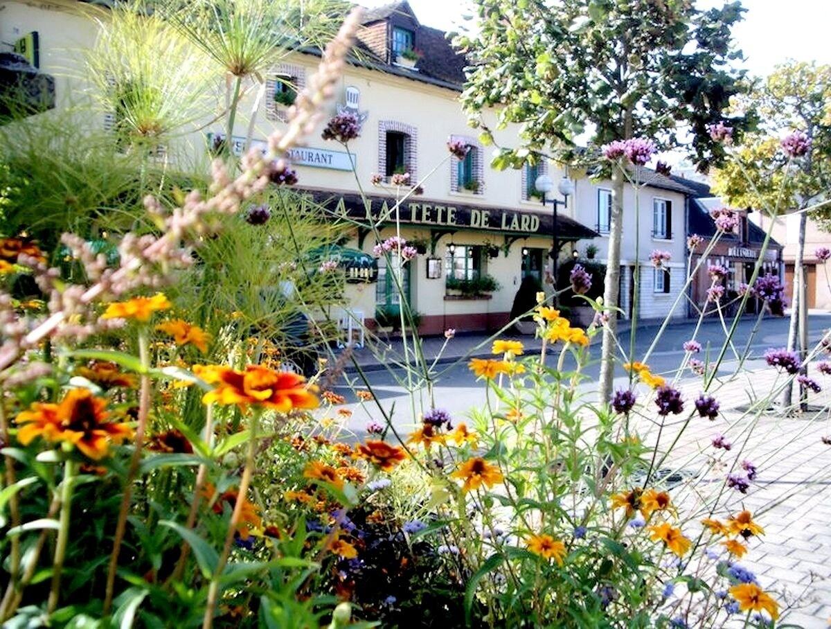Varios Auberge à la Tête de Lard