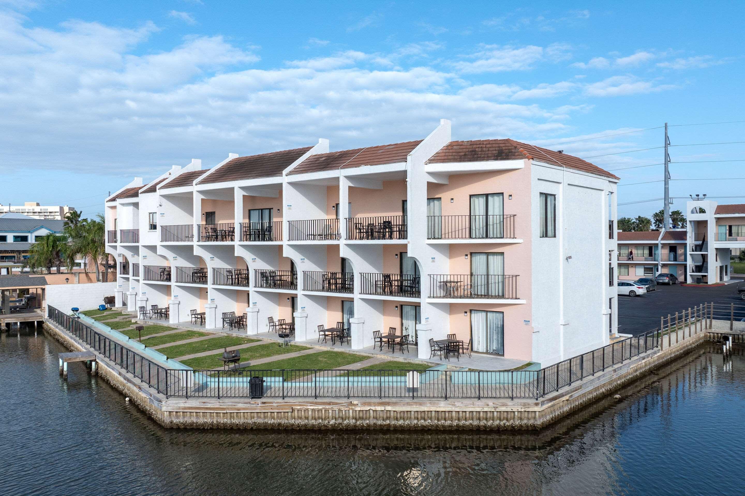 Vista Exterior WindWater Hotel and Marina