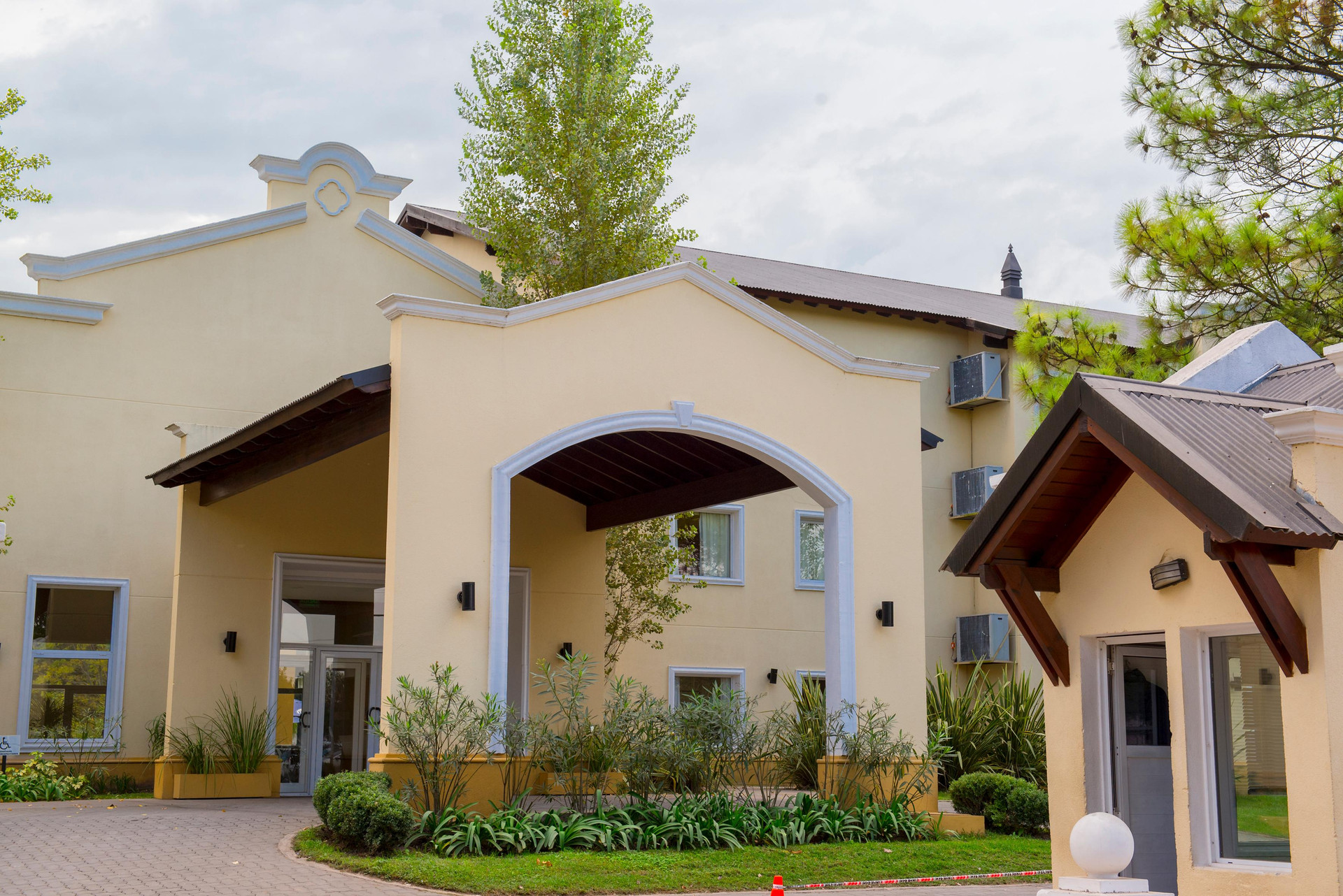 Vista Exterior Howard Johnson Pilar Resort Spa & Convention Center