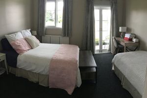 Alojamiento - Private Guest Suite with 2 bedrooms, sauna, small kitchenette and parking.