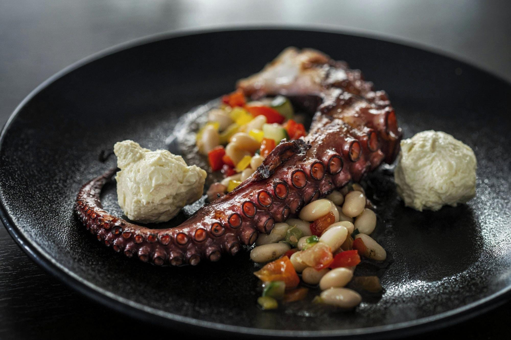 Restaurant AC Hotel Lansing University Area