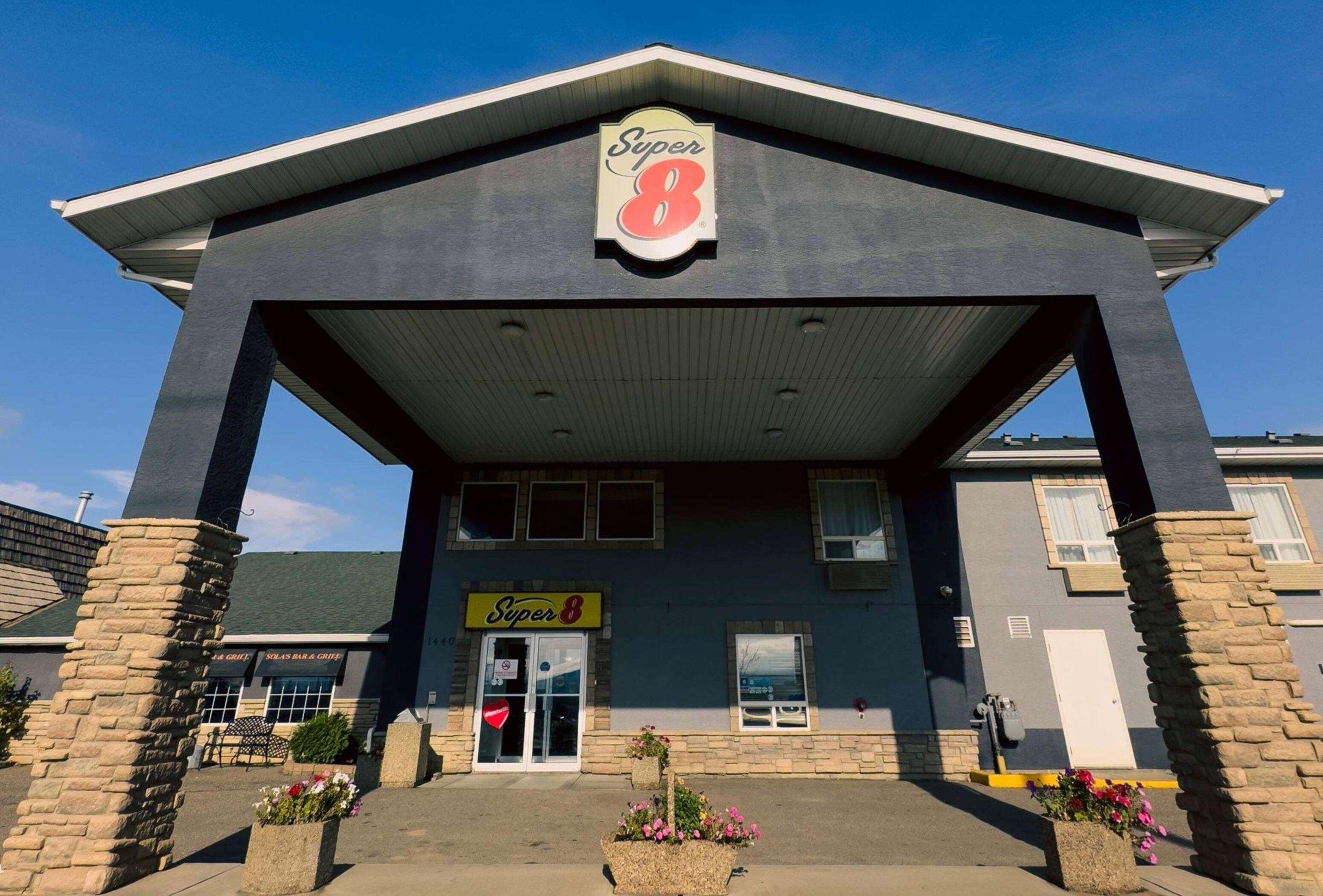 Vista Exterior Super 8 by Wyndham Dawson Creek