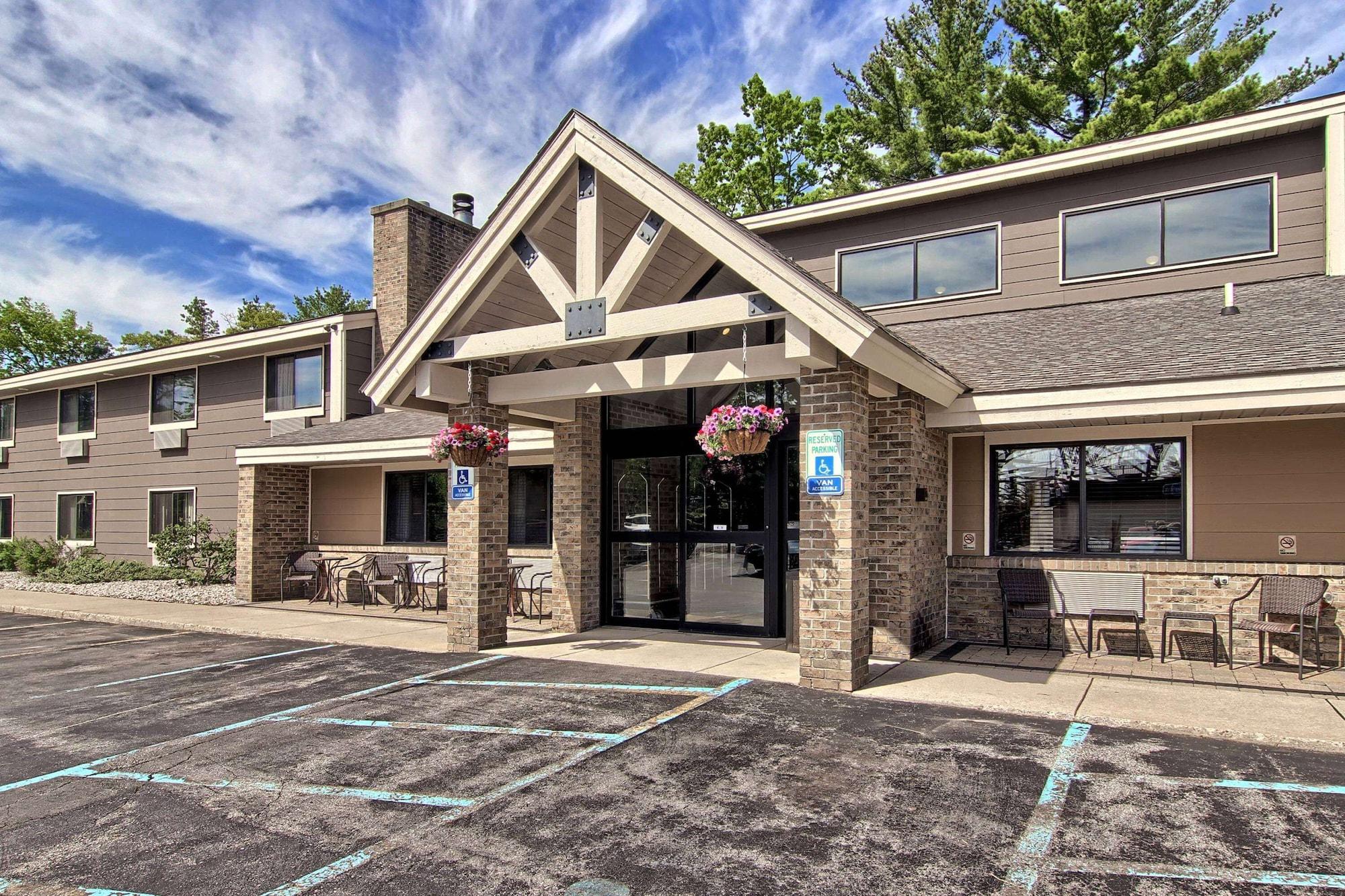 Vista Exterior Blossom Hotel & Suites Traverse City