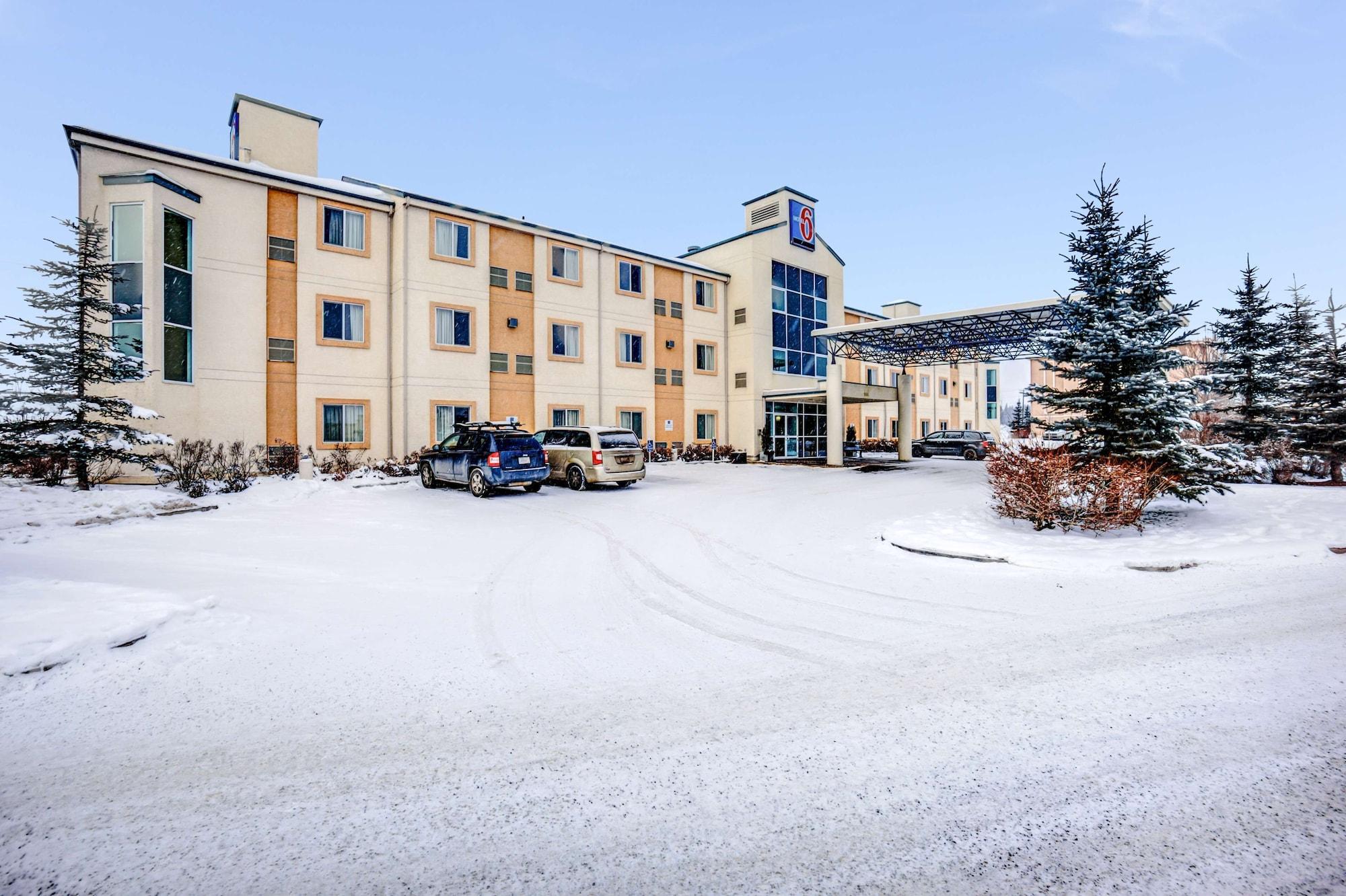 Vista Exterior Motel 6 Red Deer, AB