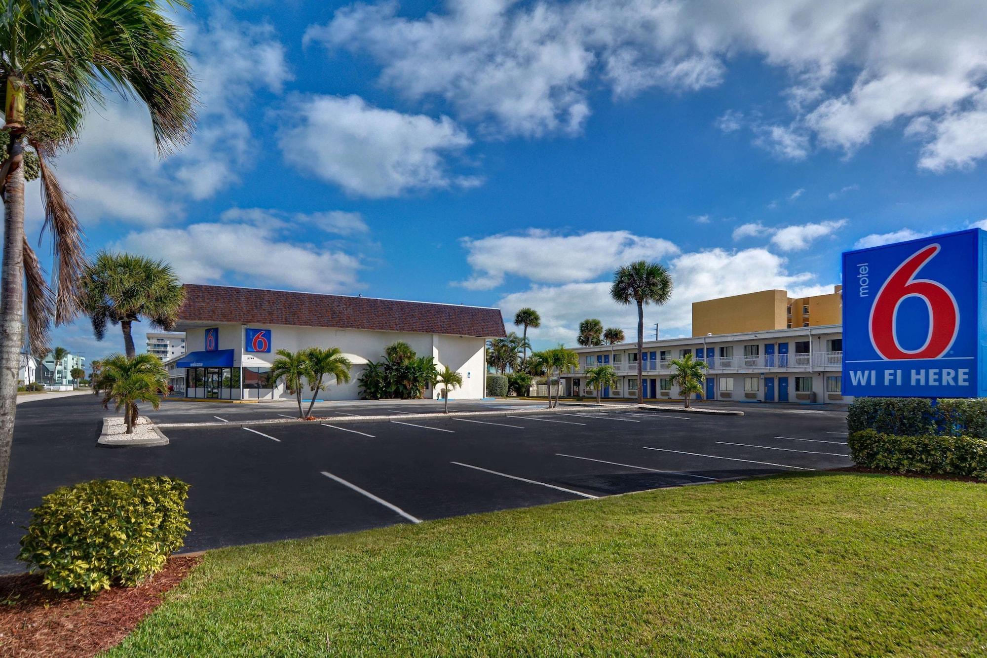 Vista Exterior Motel 6 Cocoa Beach, FL