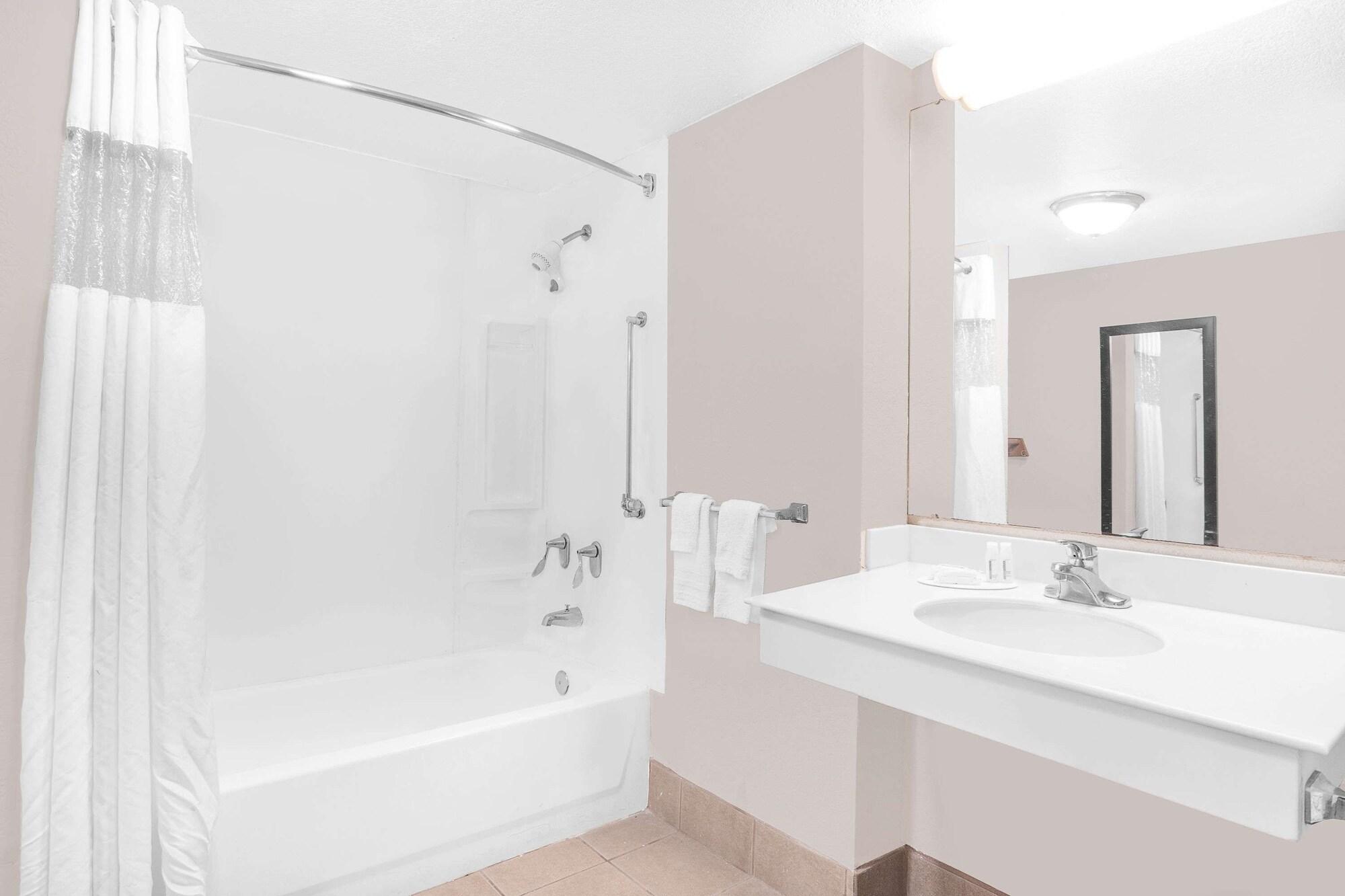 Baño Super 8 by Wyndham Austell/Six Flags