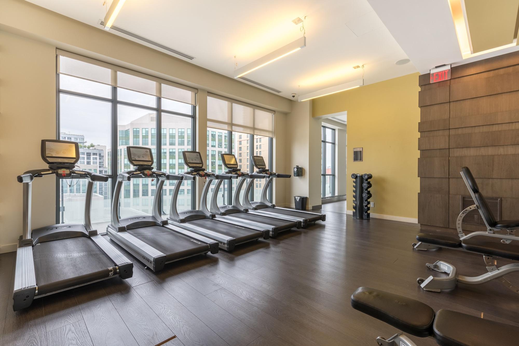 Gimnasio Grand Royal Condos - CN Tower