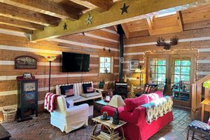 Alquiler Vacacional - Escape to Nature: Charming Custom Log Cabin at Bass Lake, Gateway to Yosemite