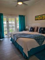 Alquiler Vacacional - Beautiful Condo with breezy Balcony Overlooking Pool & Garden – Steps to Beach