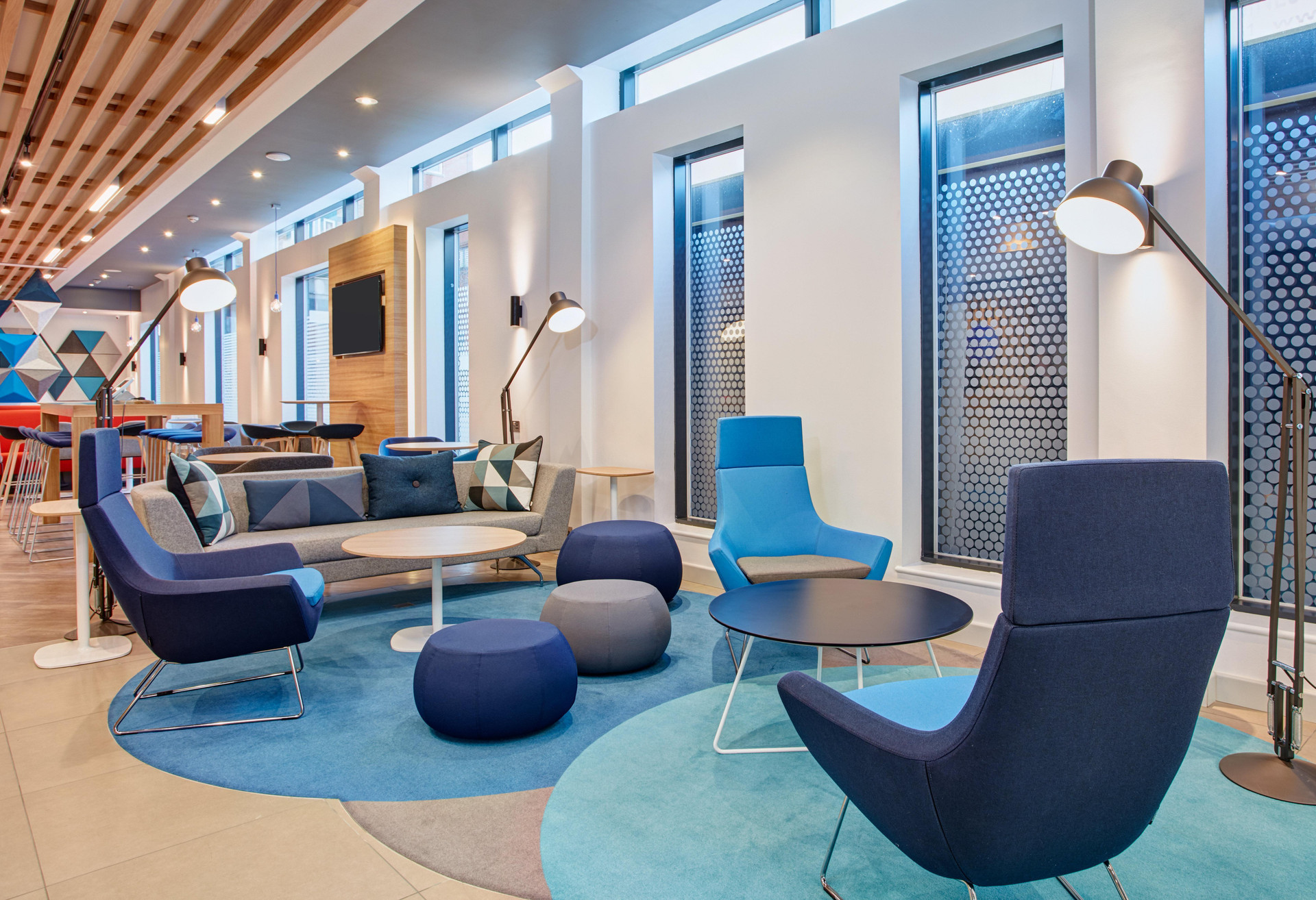 Vista Lobby Holiday Inn Express London - Ealing, an IHG Hotel