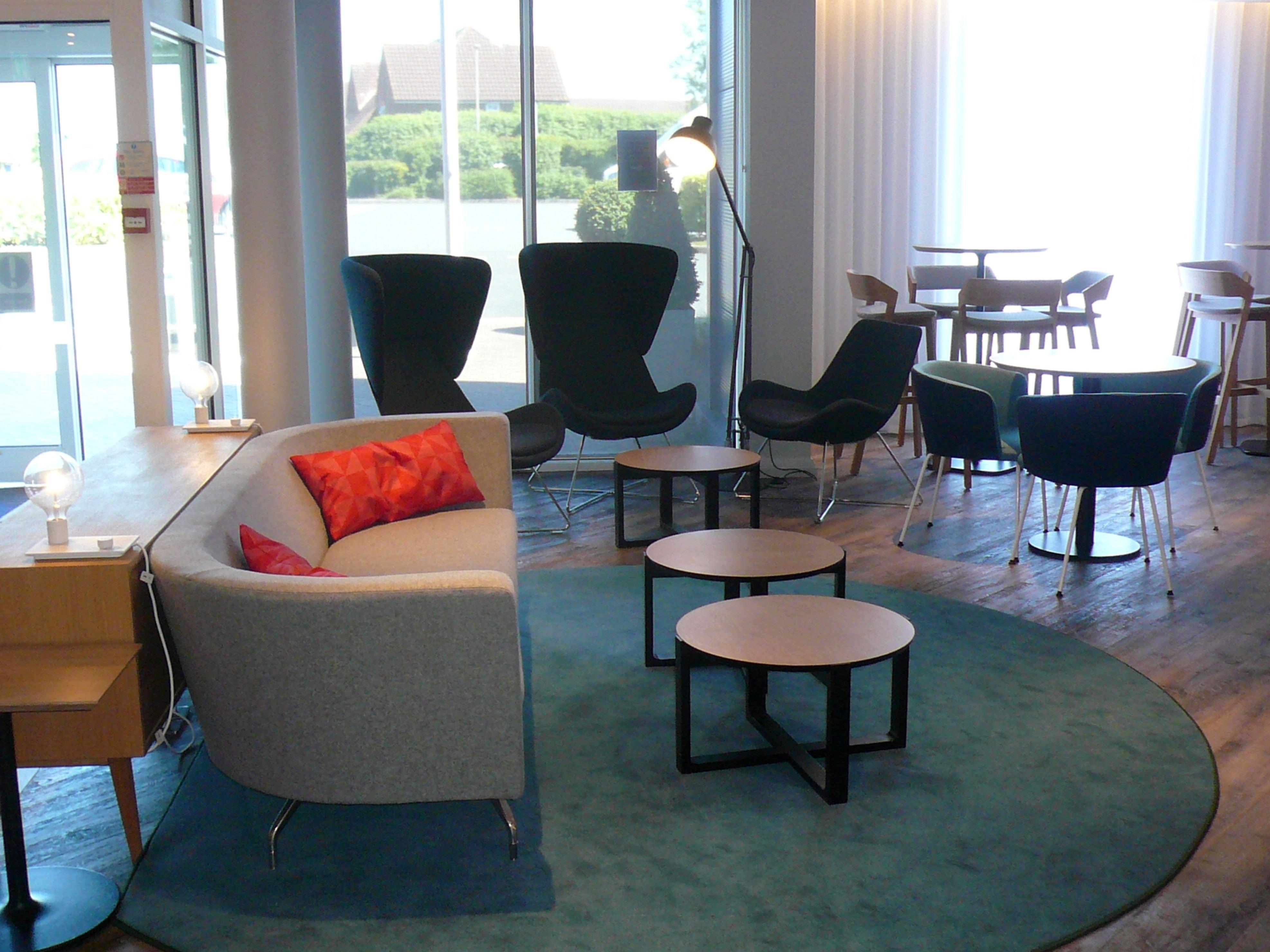 Vista Lobby Holiday Inn Express Oxford-Kassam Stadium by IHG