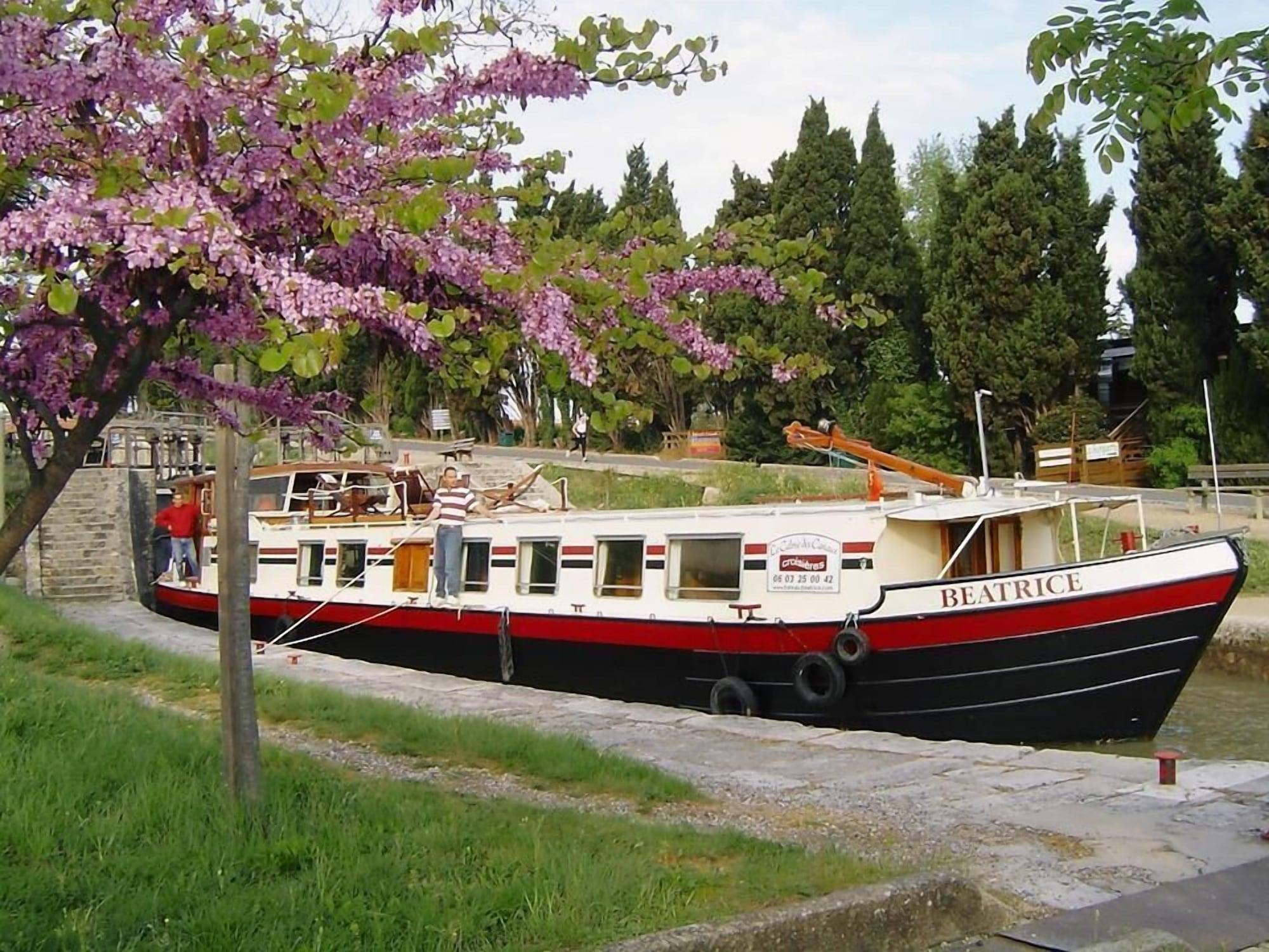 Varios Barge Beatrice cruises on the Canal du Midi