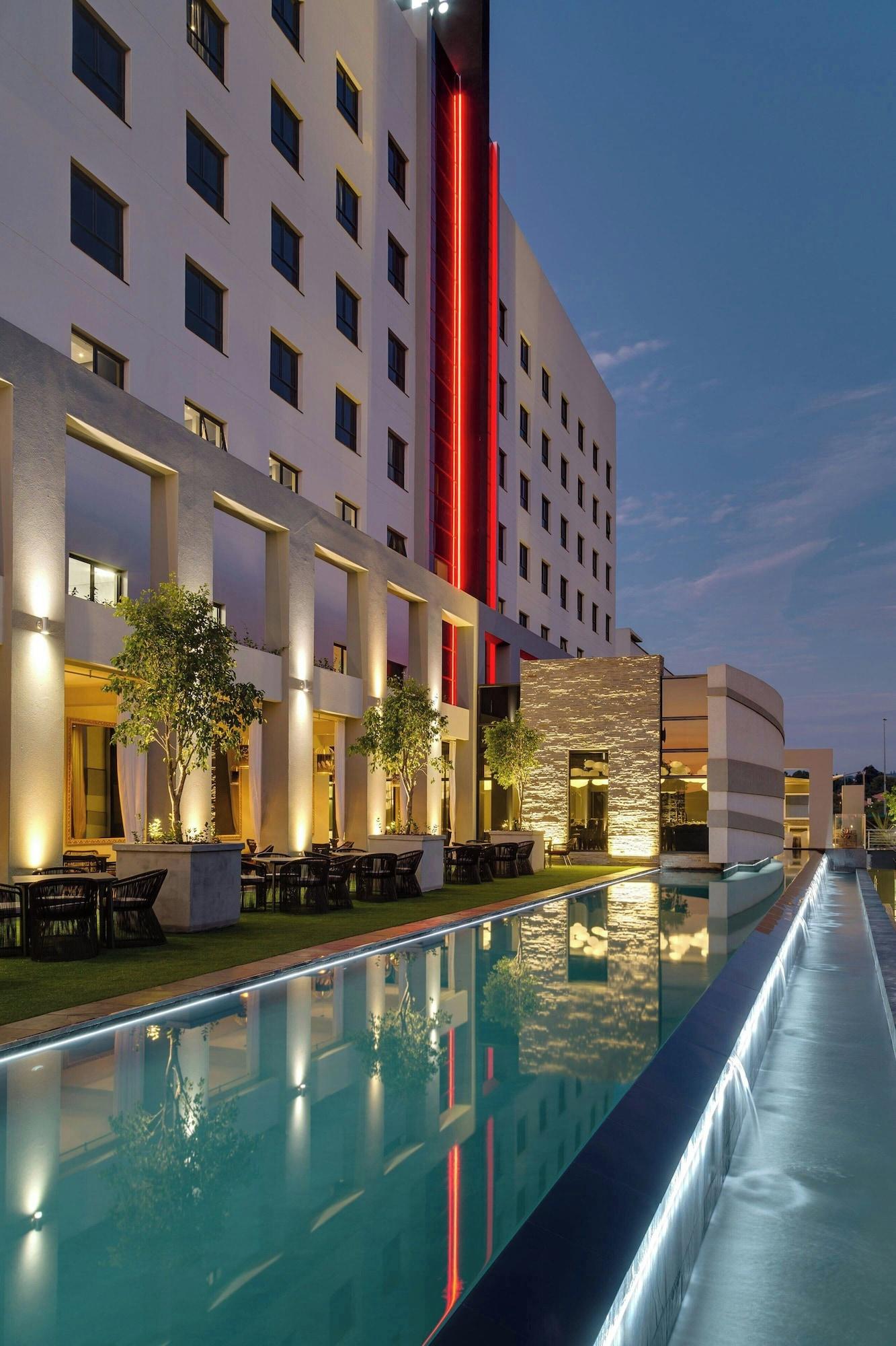 Vista Piscina Protea Hotel Fire & Ice by Marriott Pretoria Menlyn