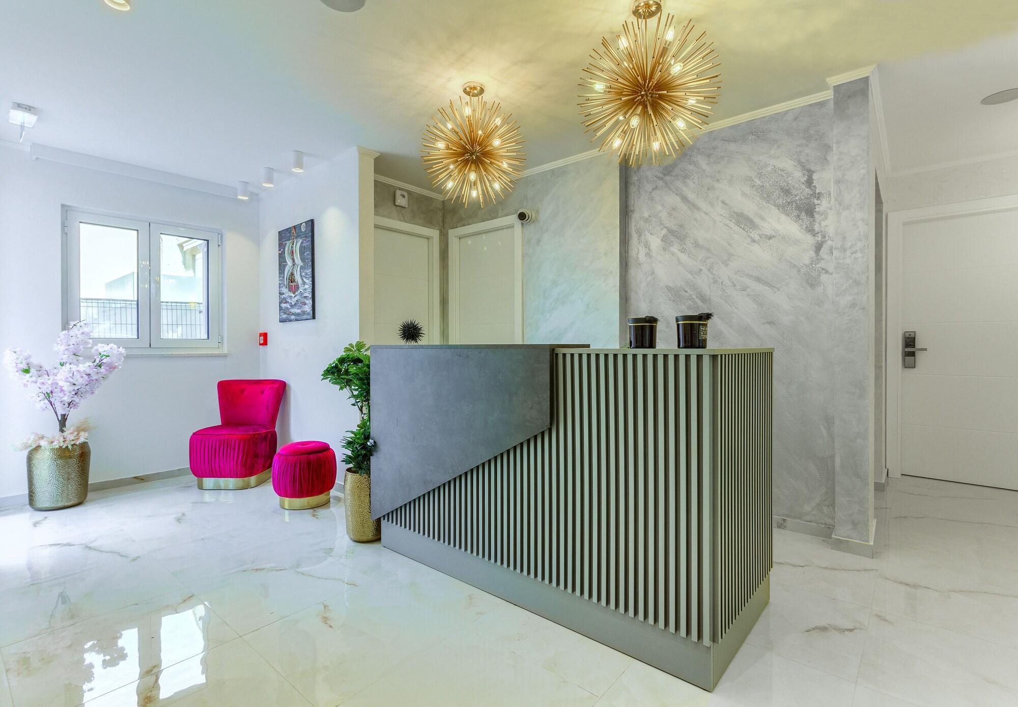 Varios Irini Luxury Rooms