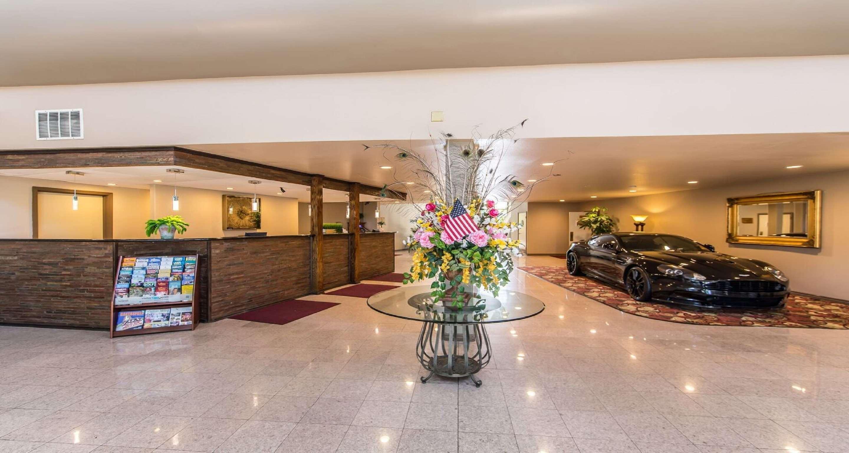 Vista Lobby Clarion Hotel Bakersfield North