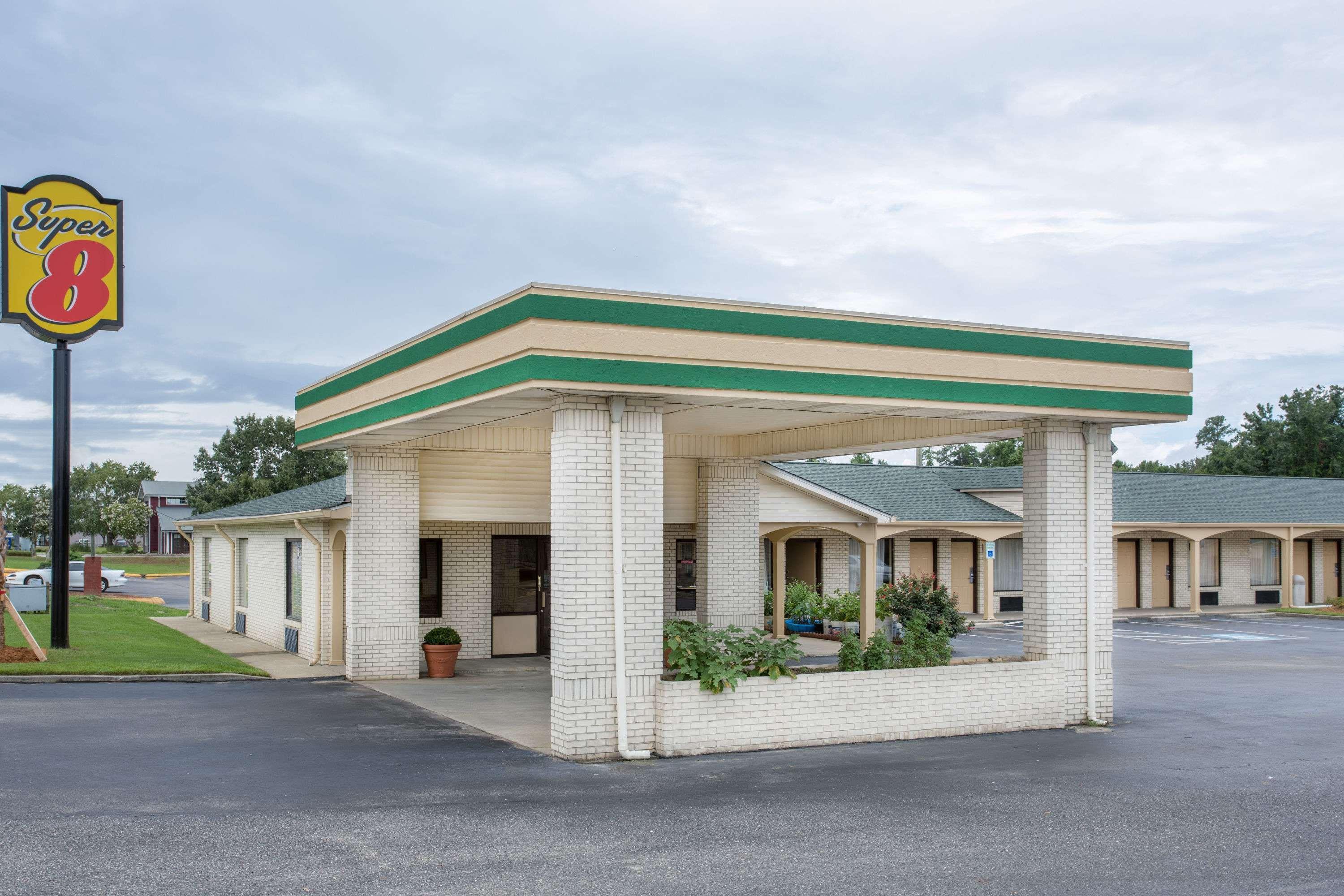 Vista Exterior Super 8 by Wyndham Sumter