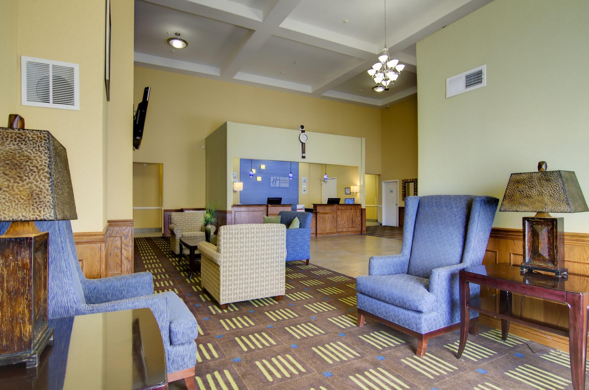 Vista Lobby Holiday Inn Express Hotel & Stes Kansas City Sports Complex by IHG