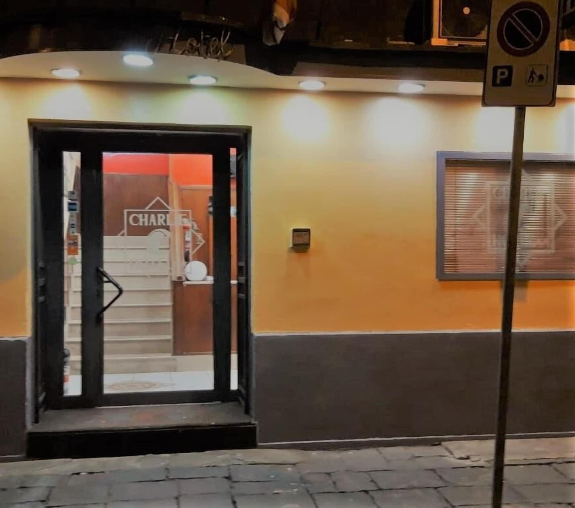 Vista Exterior Charlie Hotel