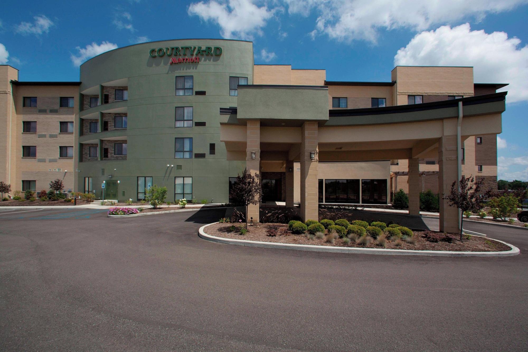Vista Exterior Courtyard Indianapolis Noblesville