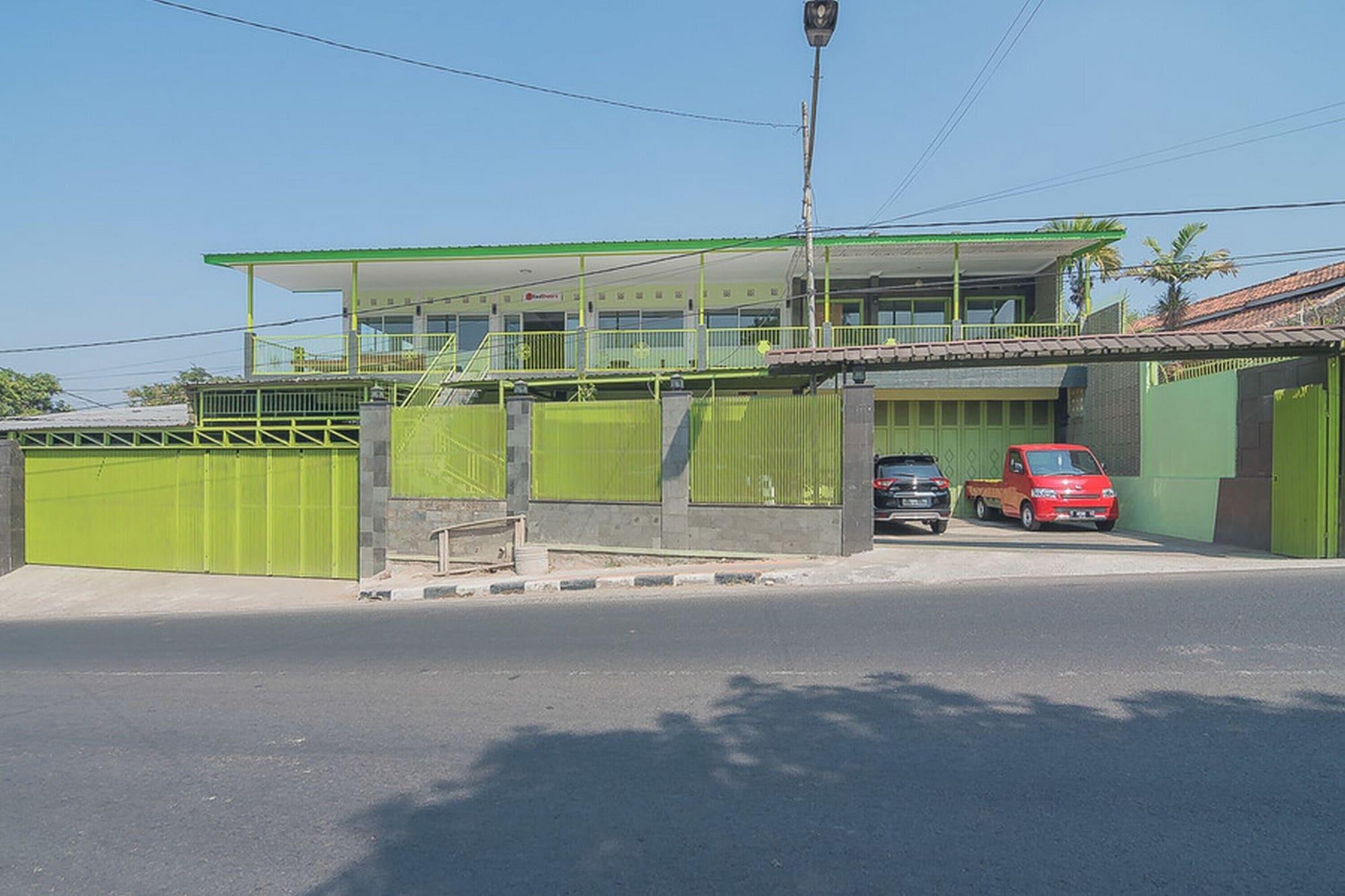 Vista Exterior RedDoorz Syariah near Museum Wisma Karya Subang