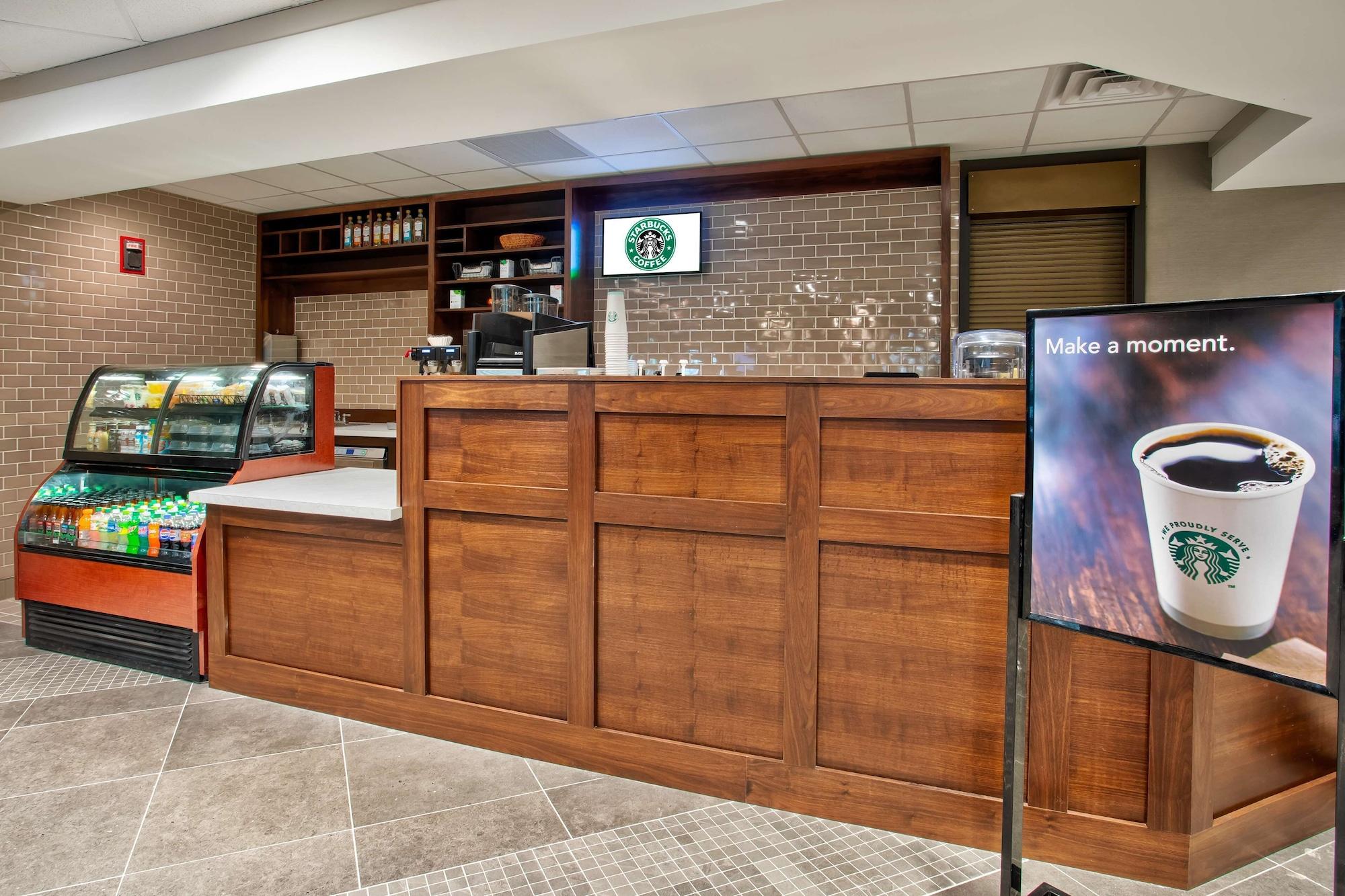 Restaurant DoubleTree by Hilton Lansing
