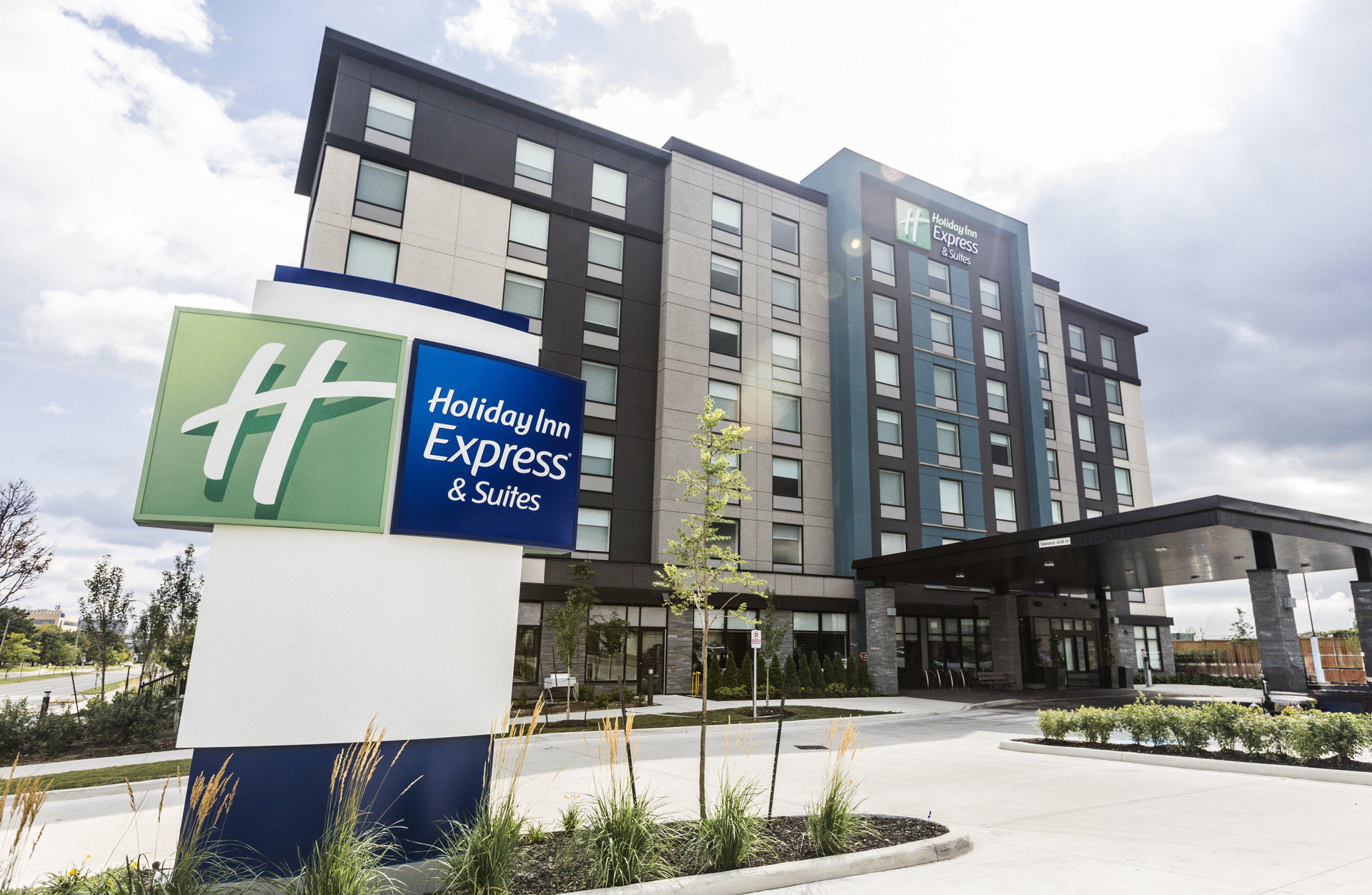 Vista Exterior Holiday Inn Express & Suites Toronto Airport South by IHG