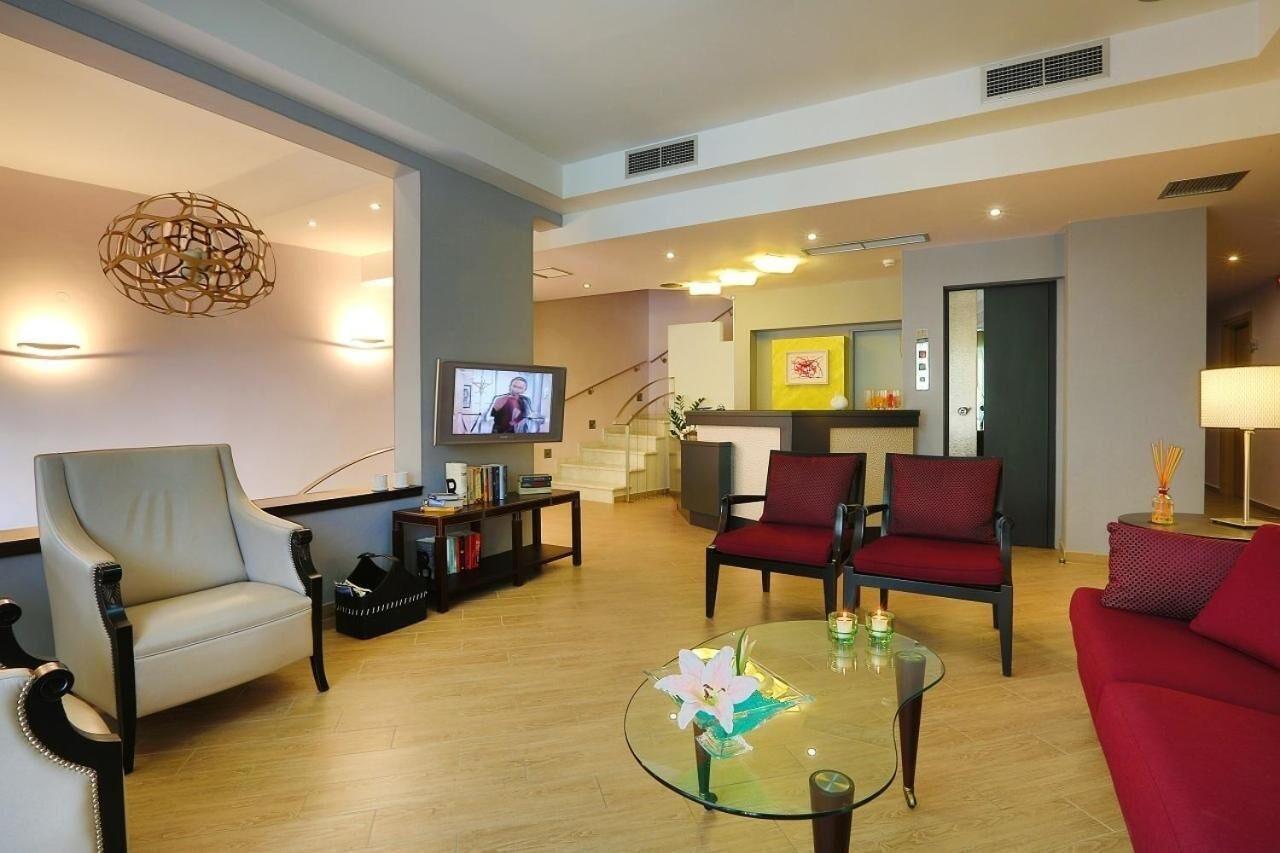 Vista Lobby Ilion Hotel
