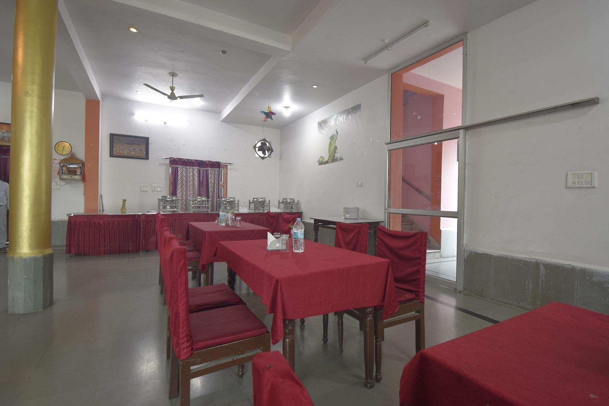 Restaurant OYO 47389 Hotel Sun N Star