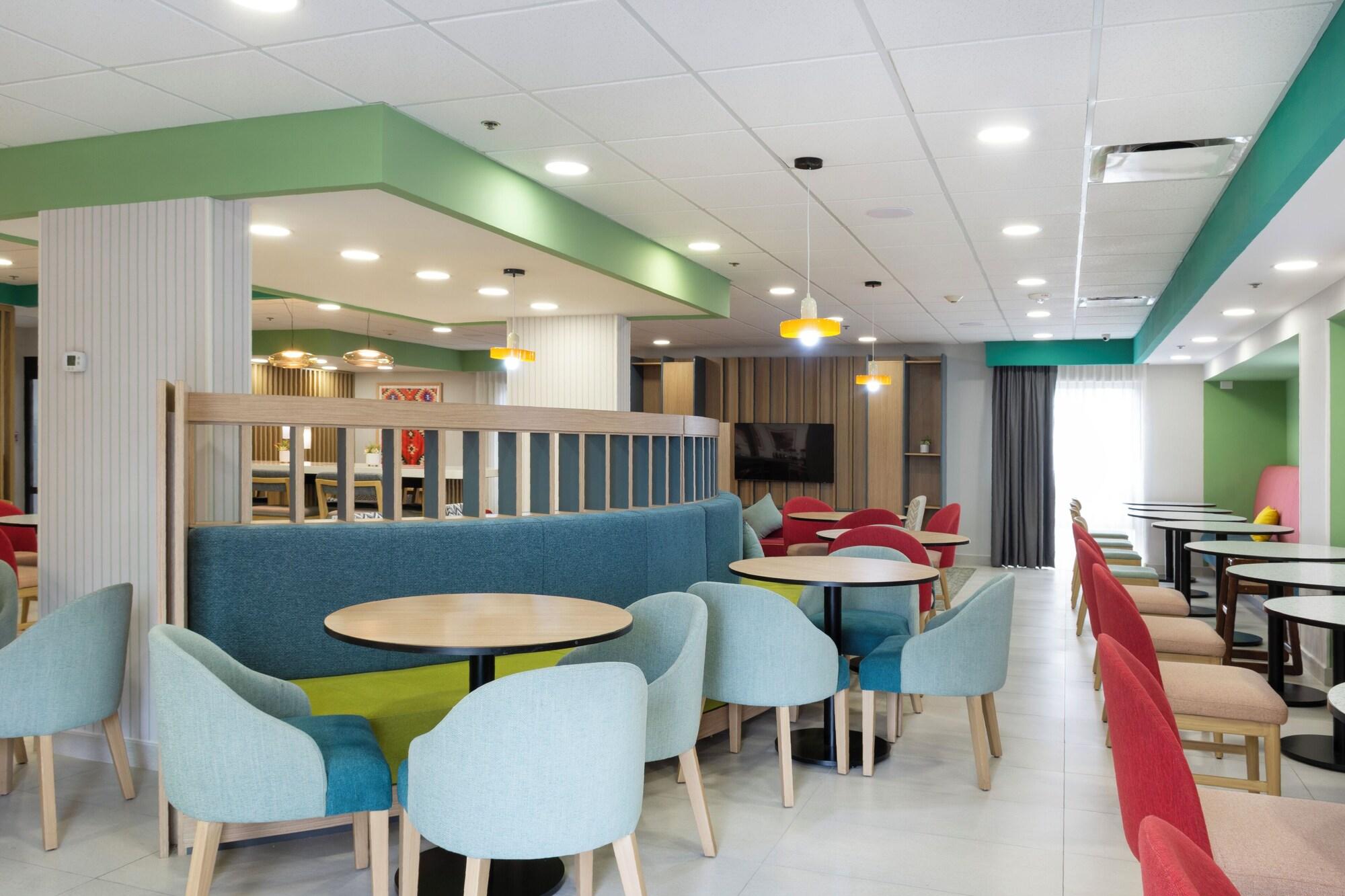 Vista Lobby Hampton by Hilton Saltillo