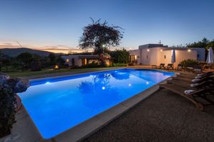 Alquiler Vacacional - Holiday Villa (Up to 14 people): Two secluded old farm houses beatifully restored (rented as one). Private Multisport court, pool - Santa Eulalia del Rio