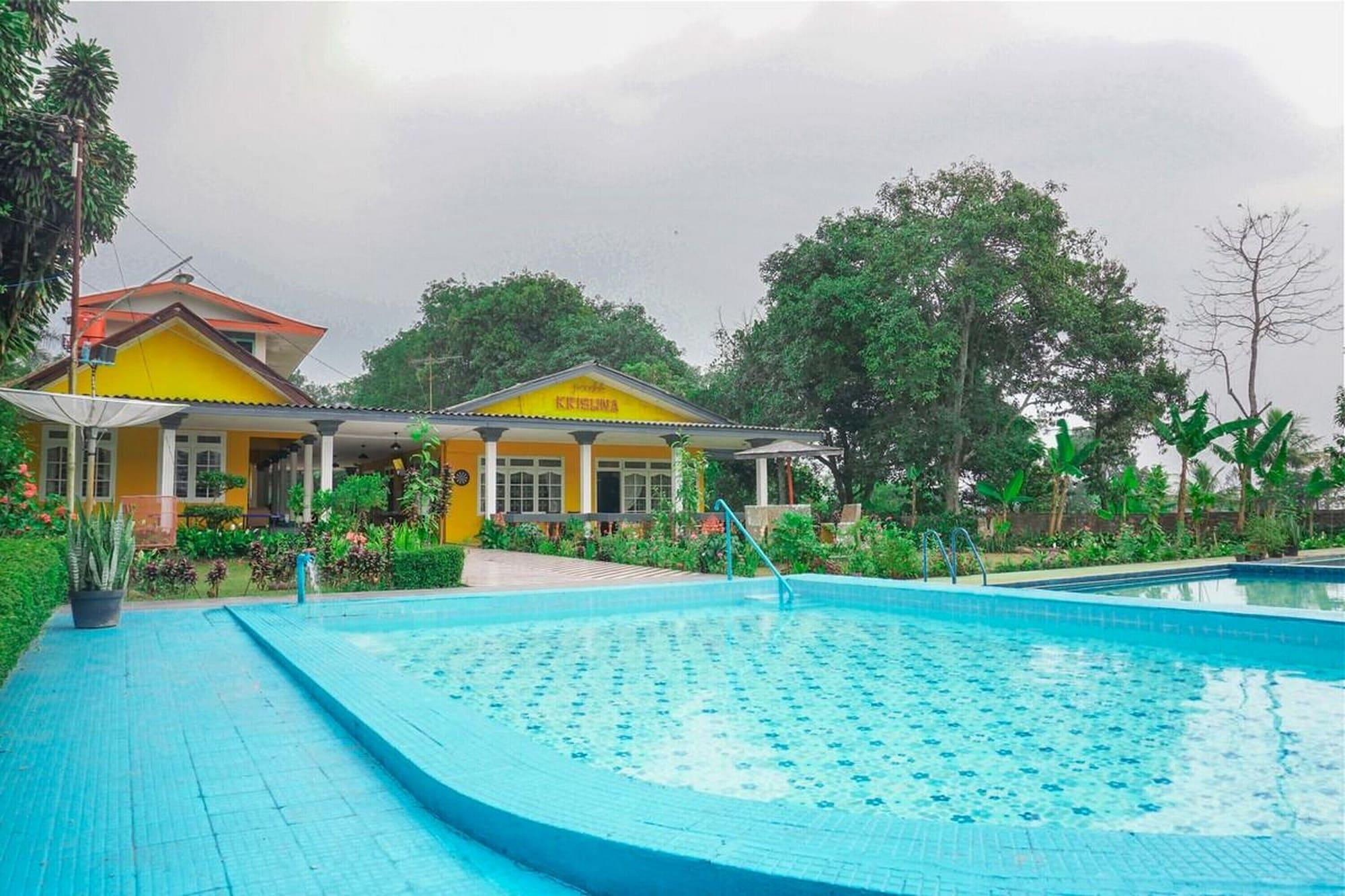 Varios Residences by RedDoorz near Taman Safari