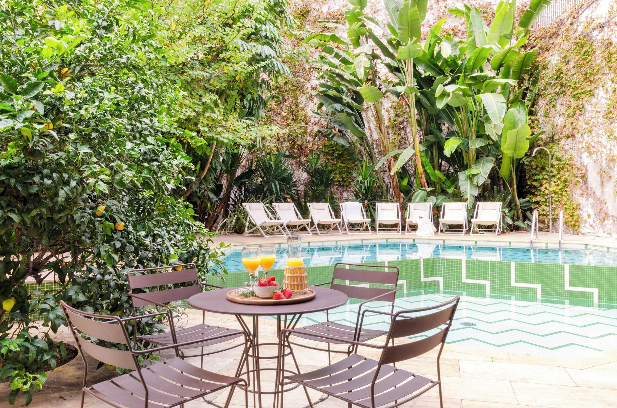 Varios Aspasios Garden Apartments