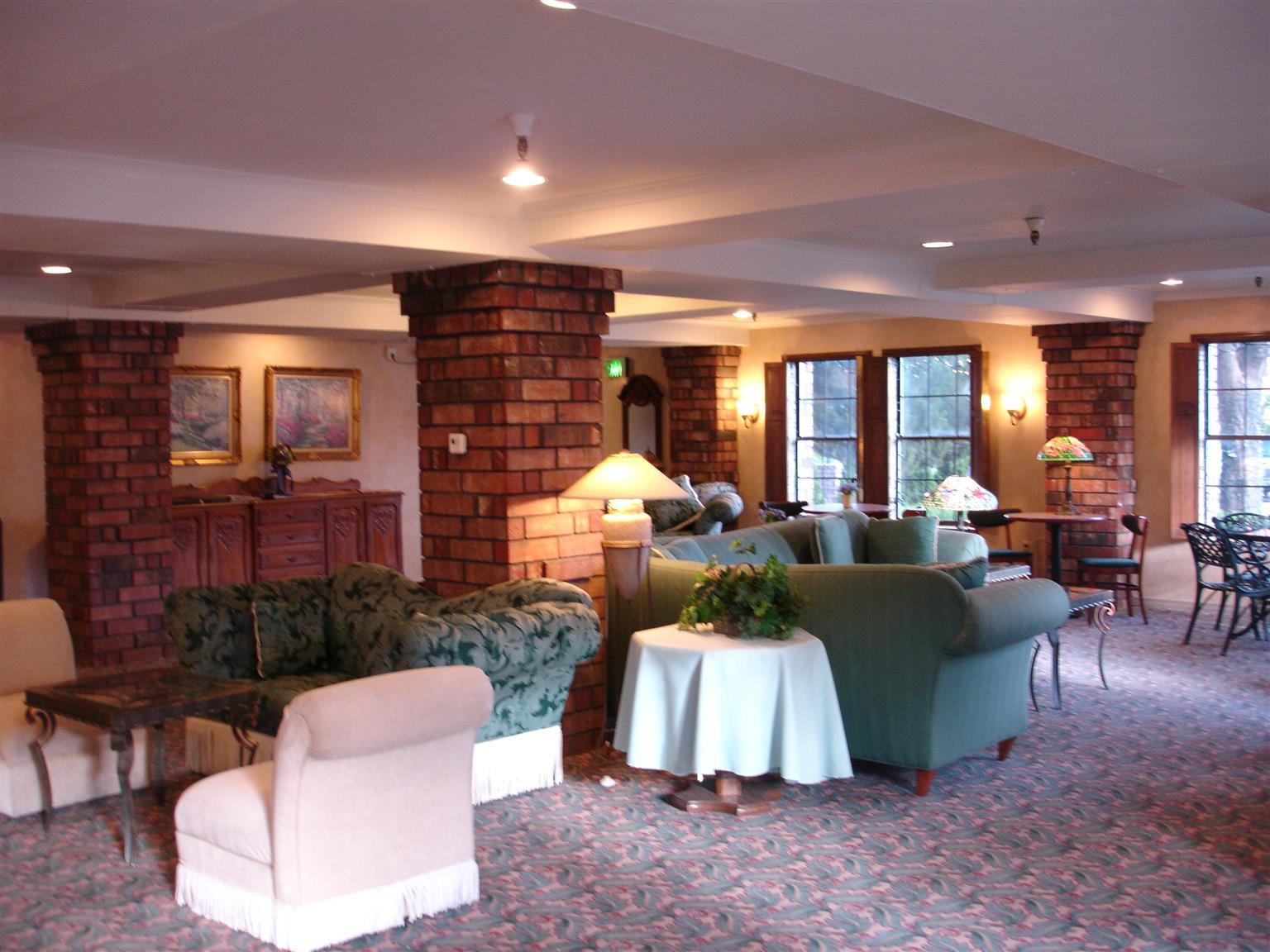 Vista Lobby Hardman House Inn & Suites