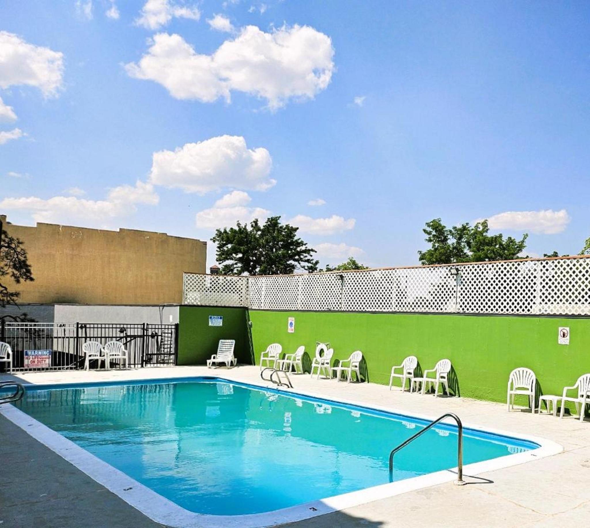 Vista Piscina Baymont by Wyndham Great Falls City Center