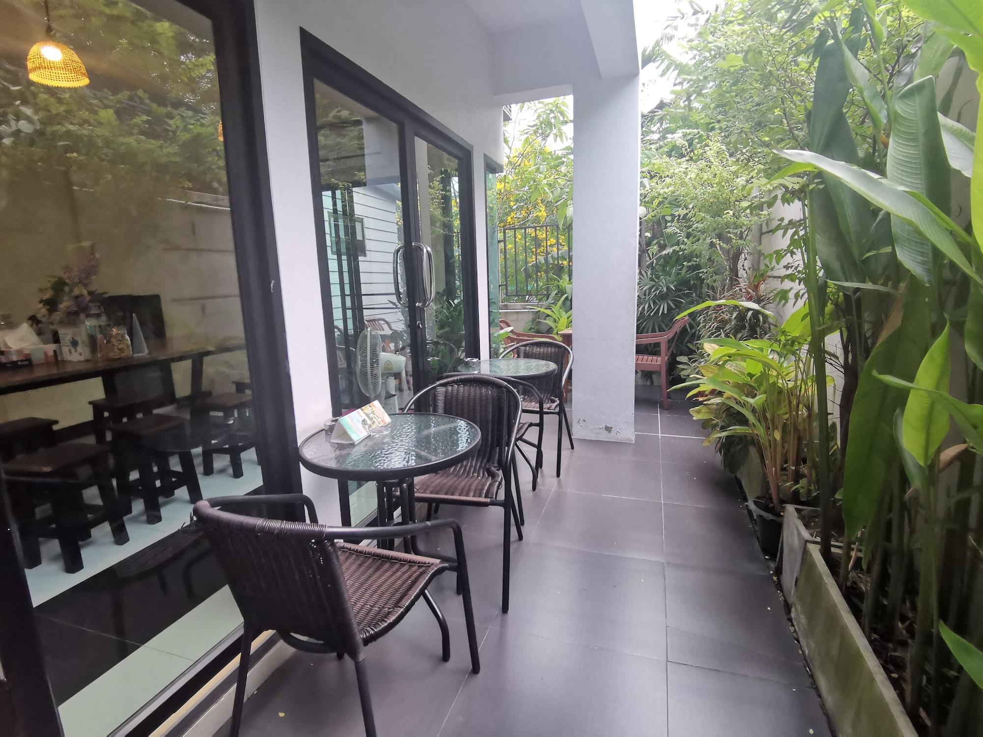 Restaurant Hide Bangkok Hostel