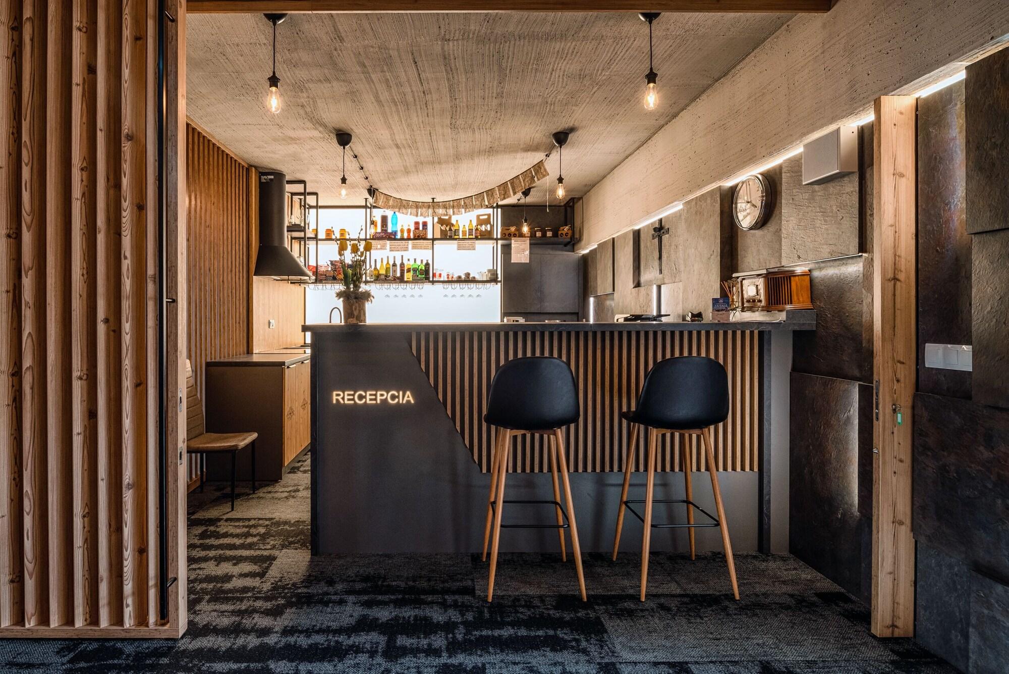 Vista Lobby Tri sestry