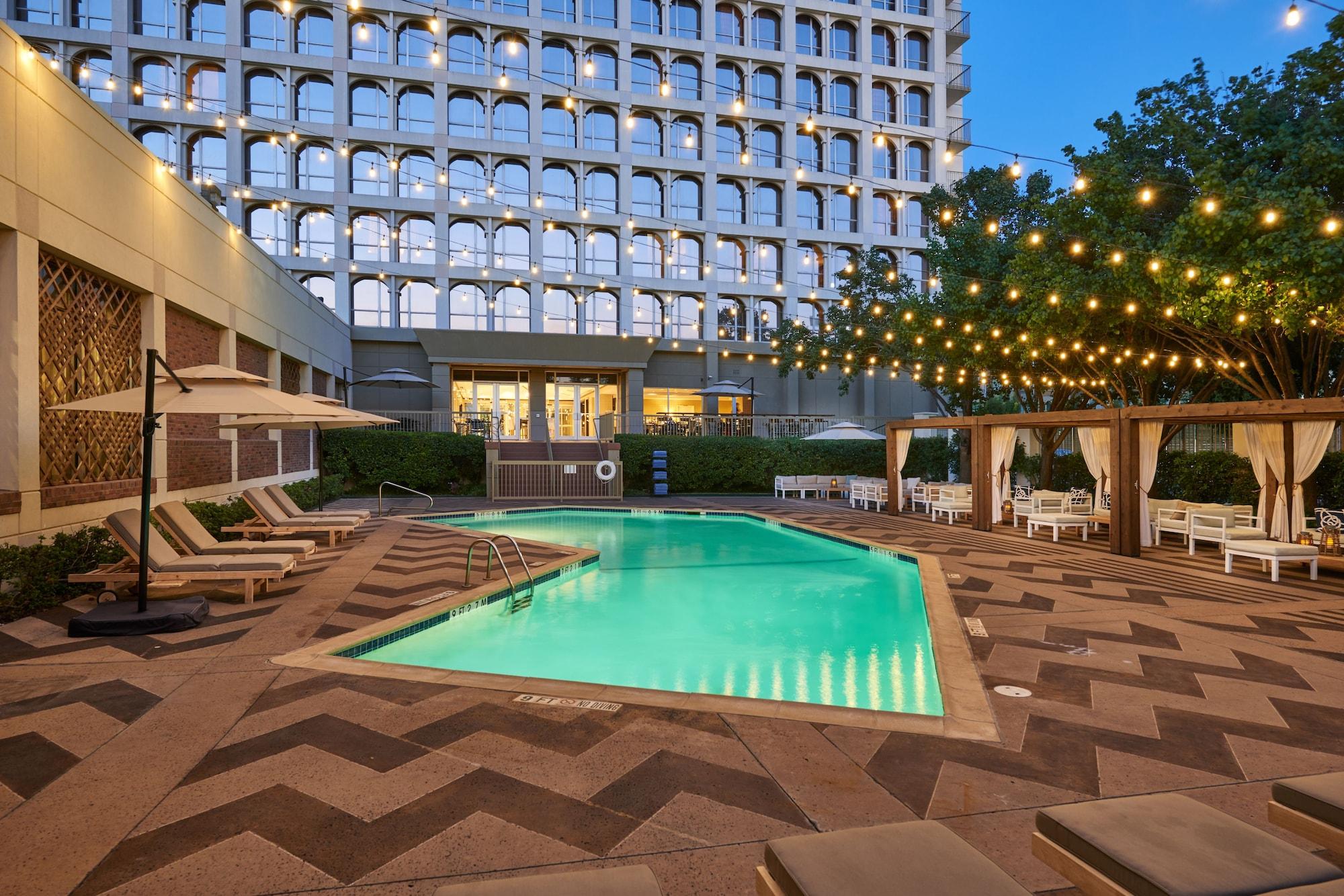 Vista Exterior DoubleTree by Hilton Dallas - Market Center