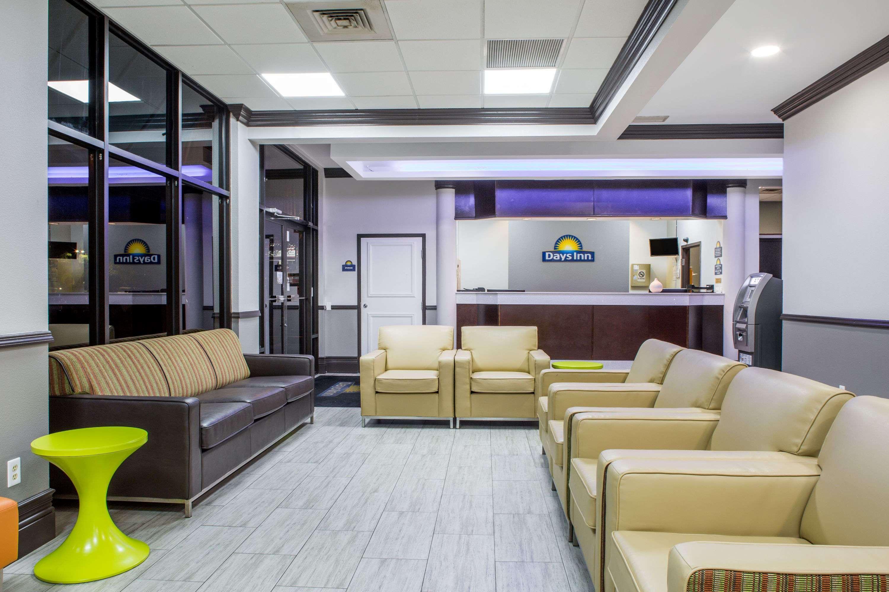 Vista Lobby Days Inn & Suites by Wyndham Orlando Airport