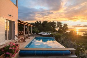 Alquiler Vacacional - Beachfront villa wt heated infinity pool, jacuzzi, seaview terraces &eco gardens