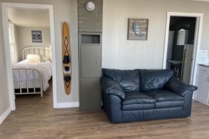 Alquiler Vacacional - New! The Bayside cabin on the sandy shores of Big Pine Lake. Breathtaking views!