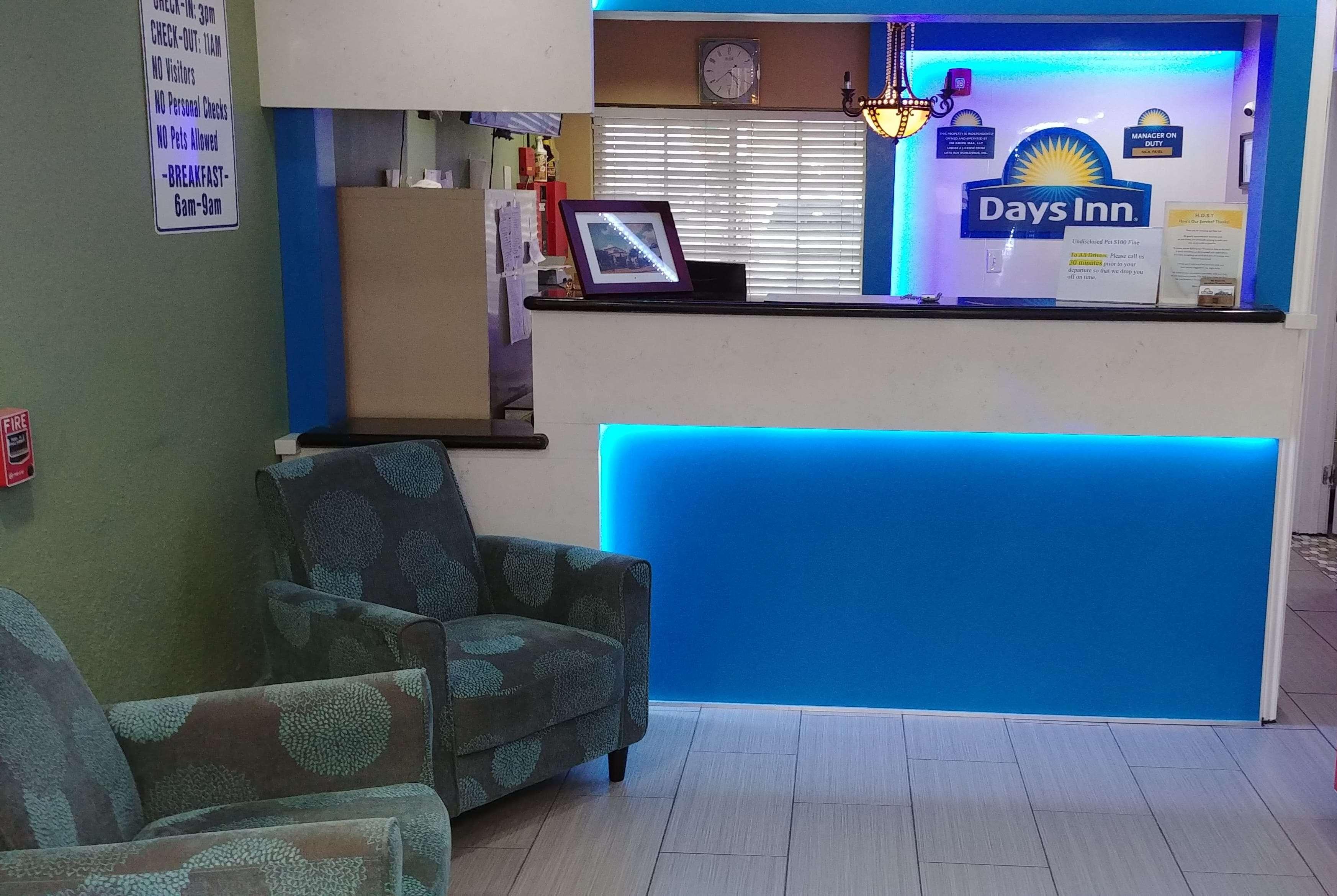 Vista Lobby Days Inn by Wyndham Houston East