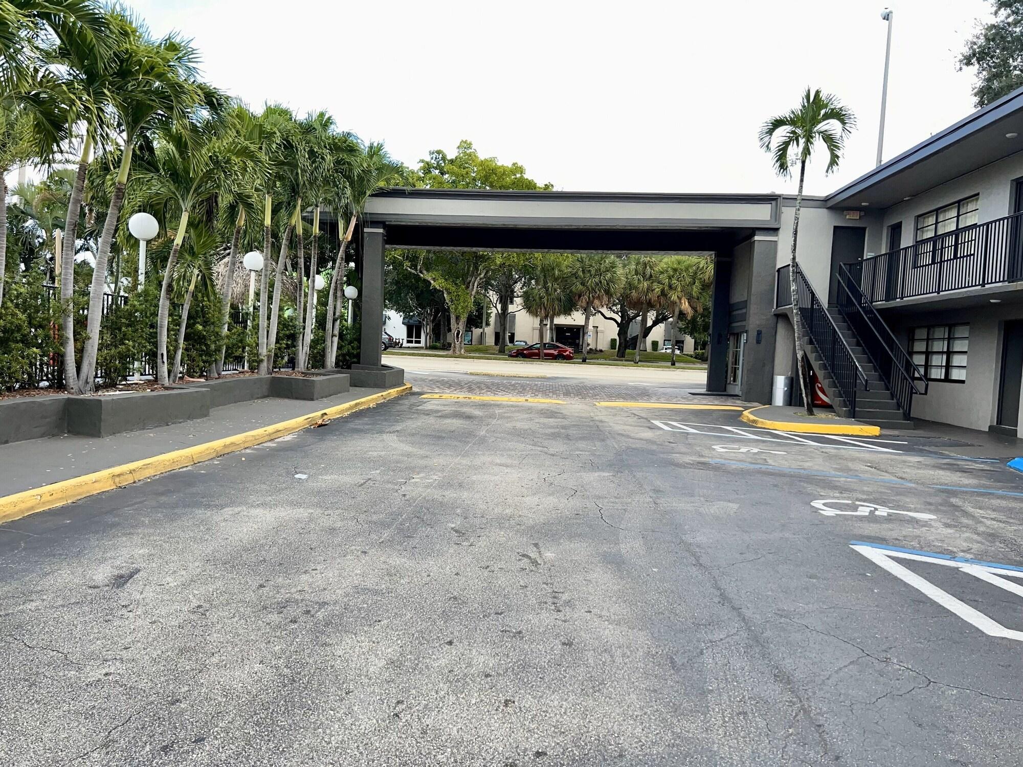 Vista Exterior Americas Best Inn and Suites Fort Lauderdale North