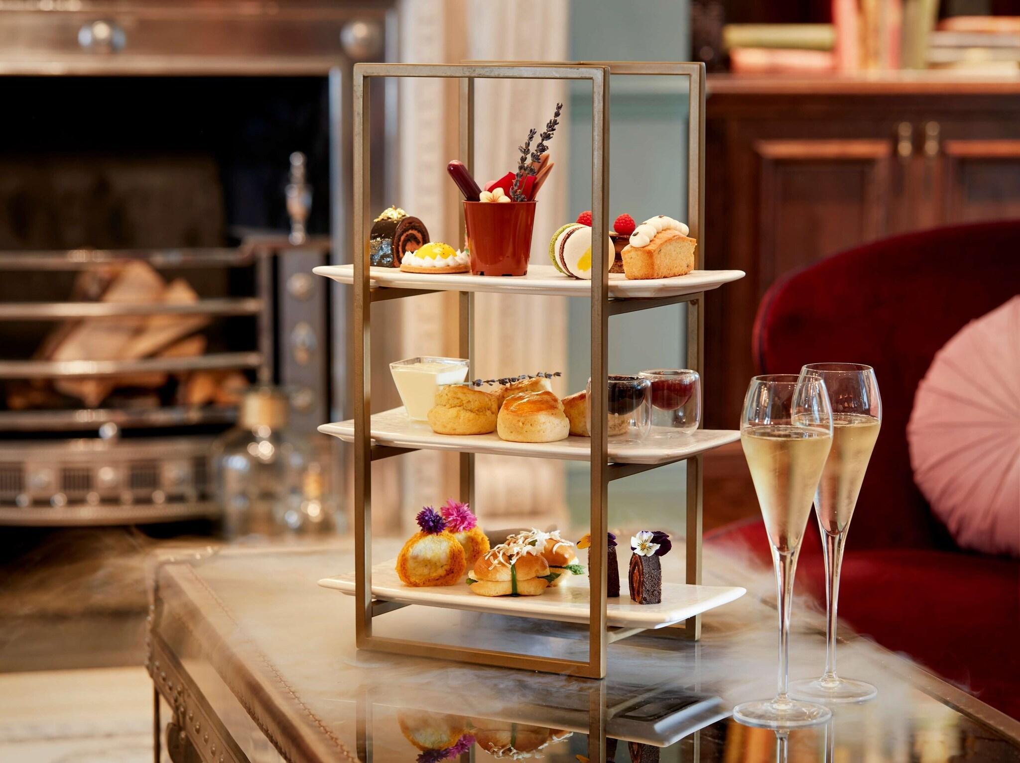 Restaurant 100 Queen's Gate Hotel London Kensington, Curio Collection by Hilton
