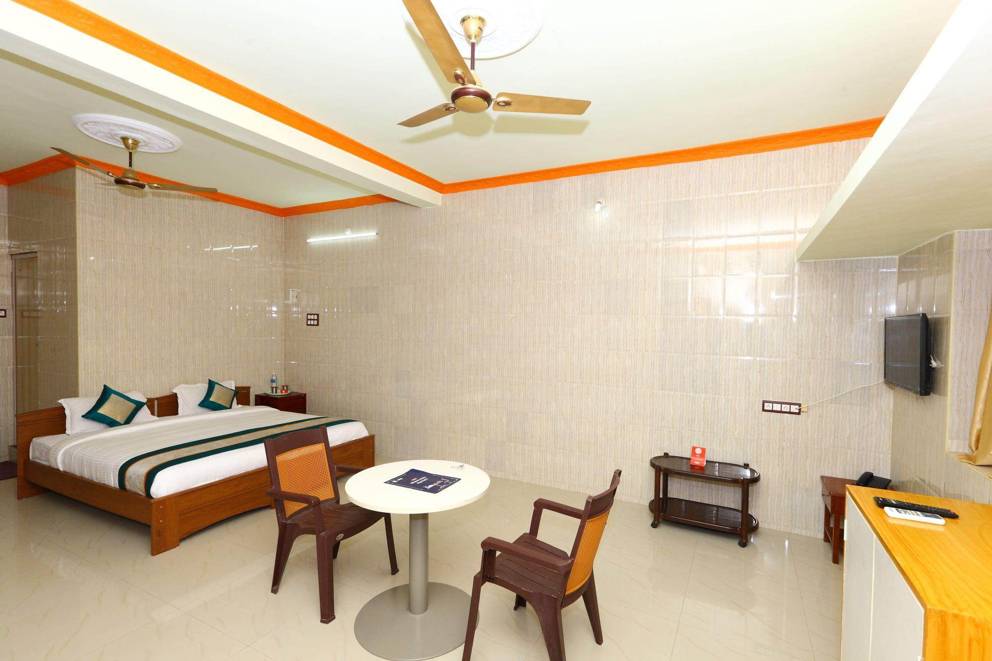 Varios OYO 7747 SS Residency