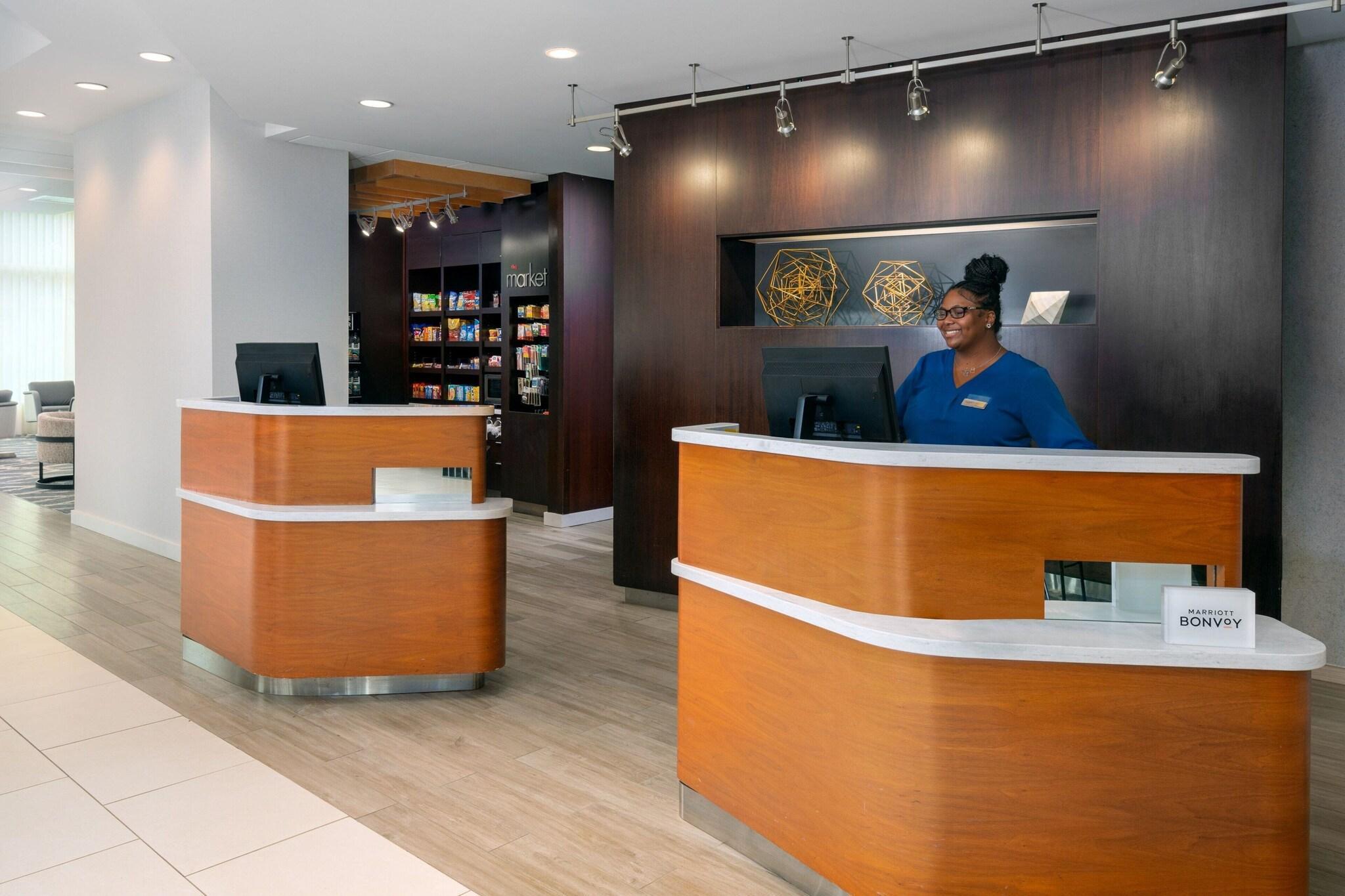 Vista Lobby Courtyard Buffalo Downtown / Canalside