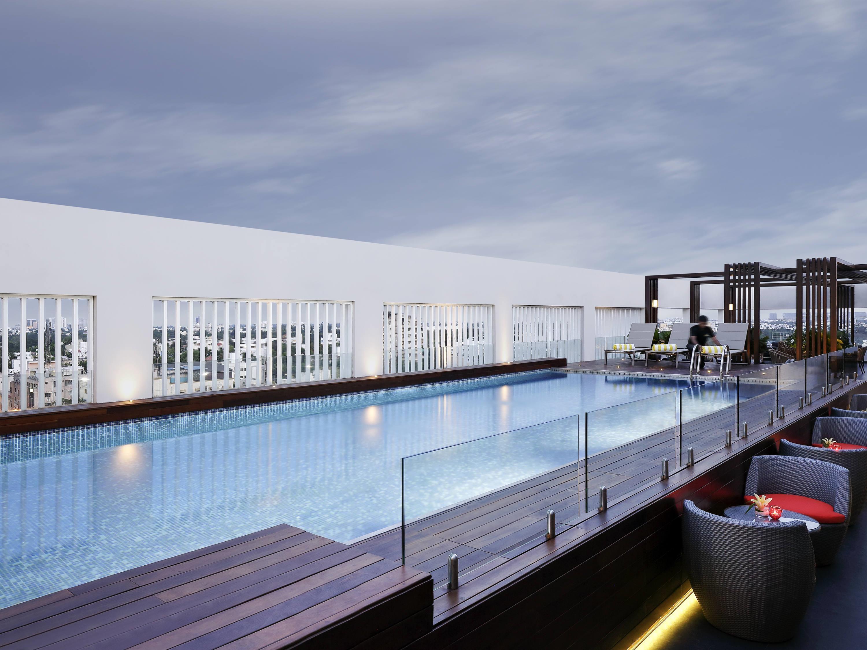 Vista Piscina Novotel Chennai Chamiers Road Hotel