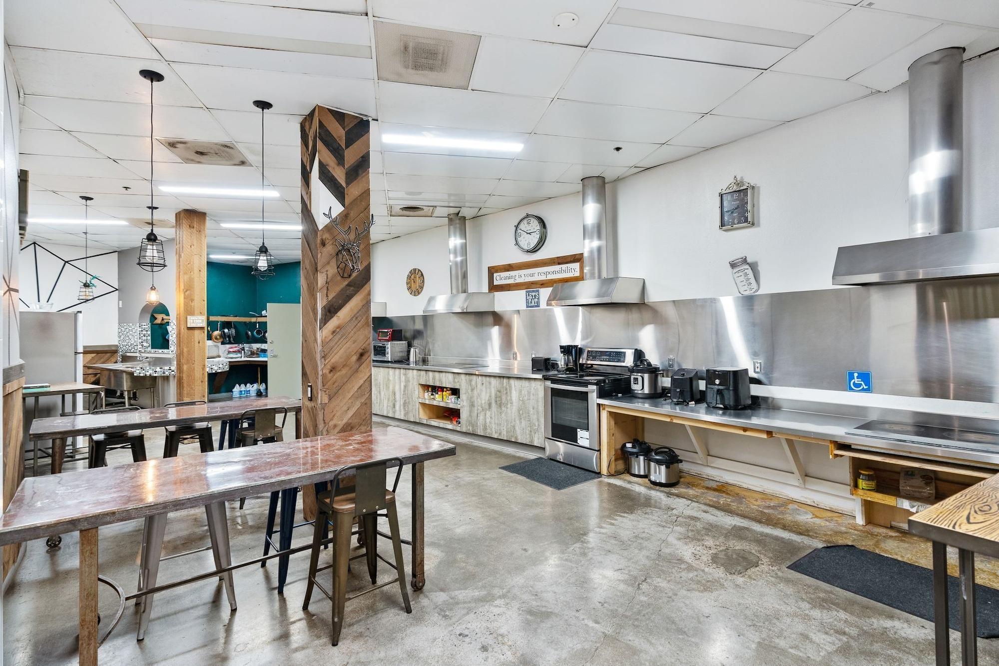 Comodidades del Alojamiento Little Italy Inn - Limited Service Apart Hotel