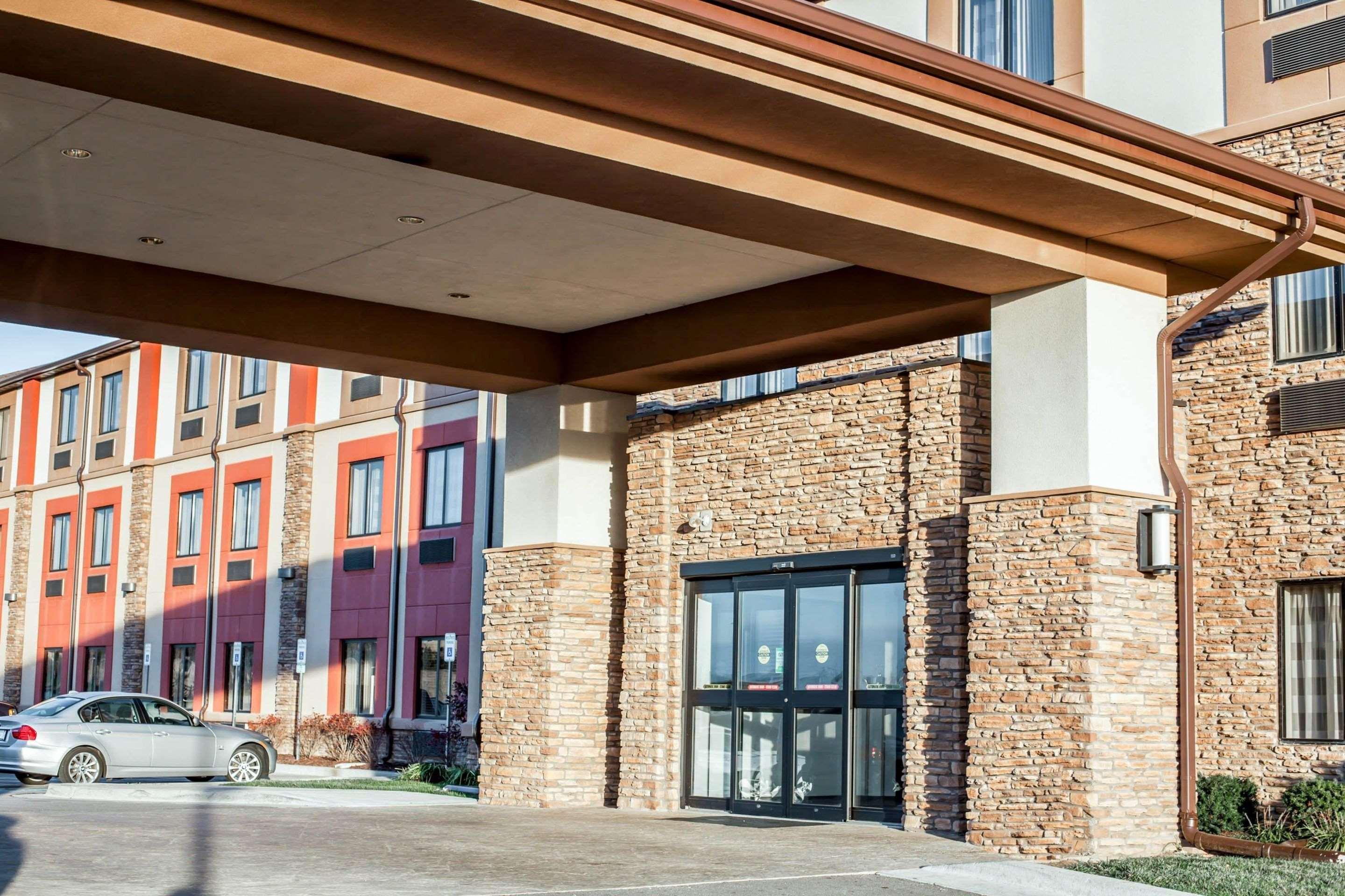 Vista Exterior Sleep Inn & Suites Indoor Waterpark