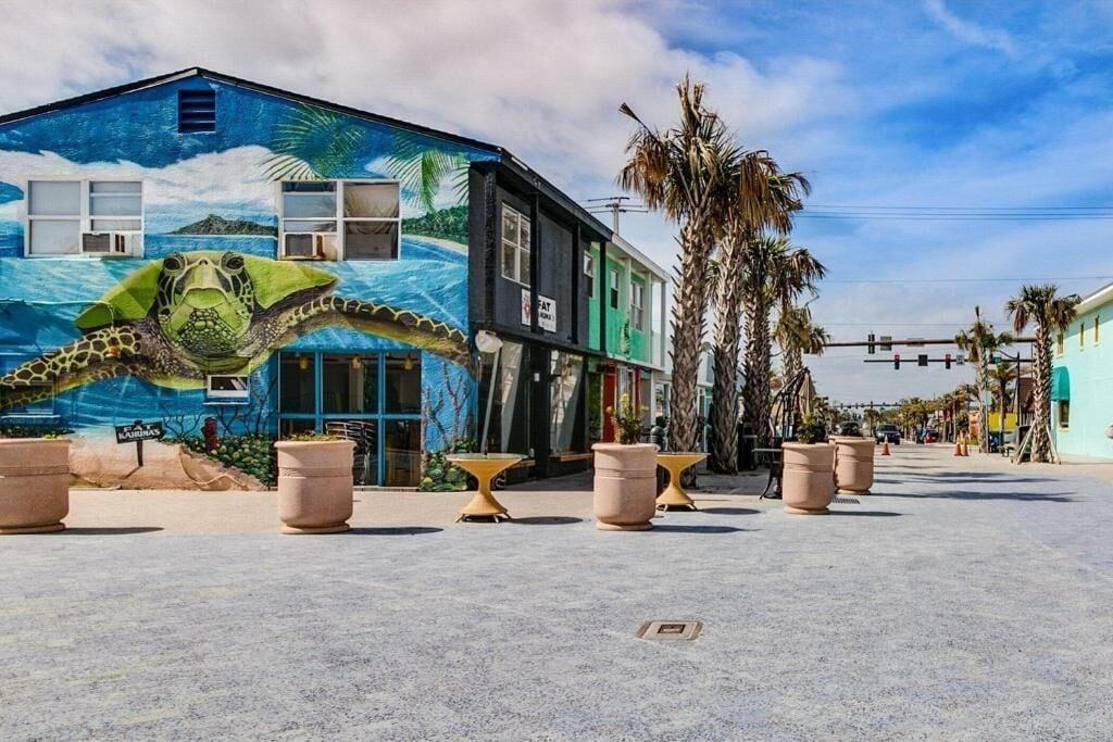 Varios 1 Bed Room Pool Steps to Beach