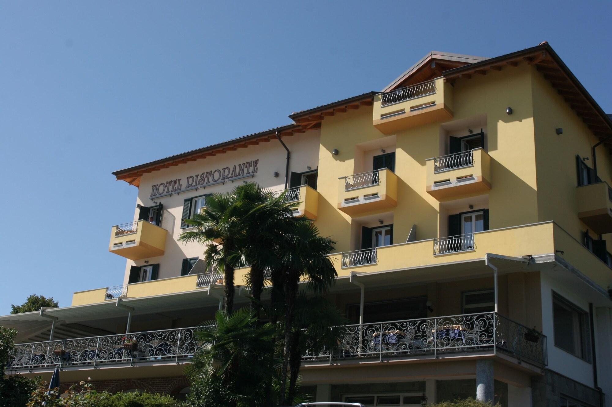 Vista Exterior Hotel La Bussola